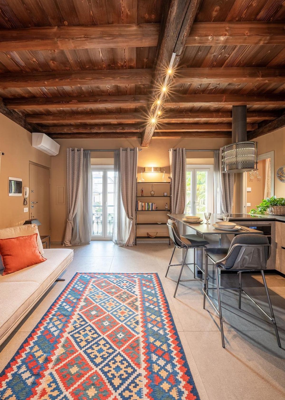 Happy Days - Pavia City - by Host4U -
