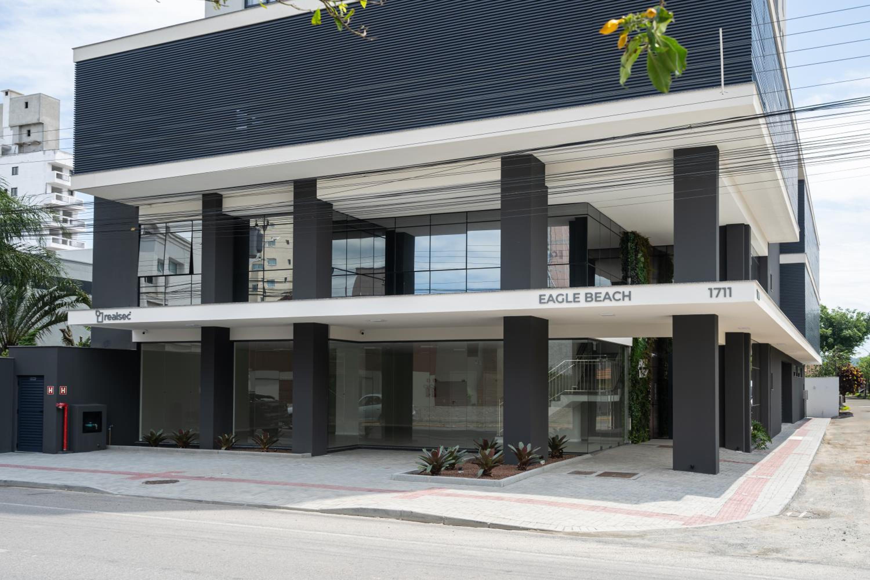 Apto a VISTA MAR 150m PRAIA Cozinha completa CHURRASQUEIRA AR CONDICIONADO Wi-Fi e vaga privativa de garagem Reserve agora mesmo