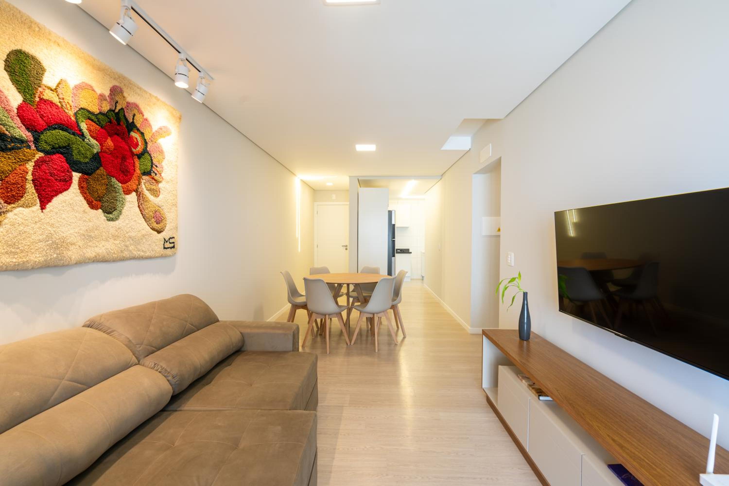 Apto a VISTA MAR 150m PRAIA Cozinha completa CHURRASQUEIRA AR CONDICIONADO Wi-Fi e vaga privativa de garagem Reserve agora mesmo