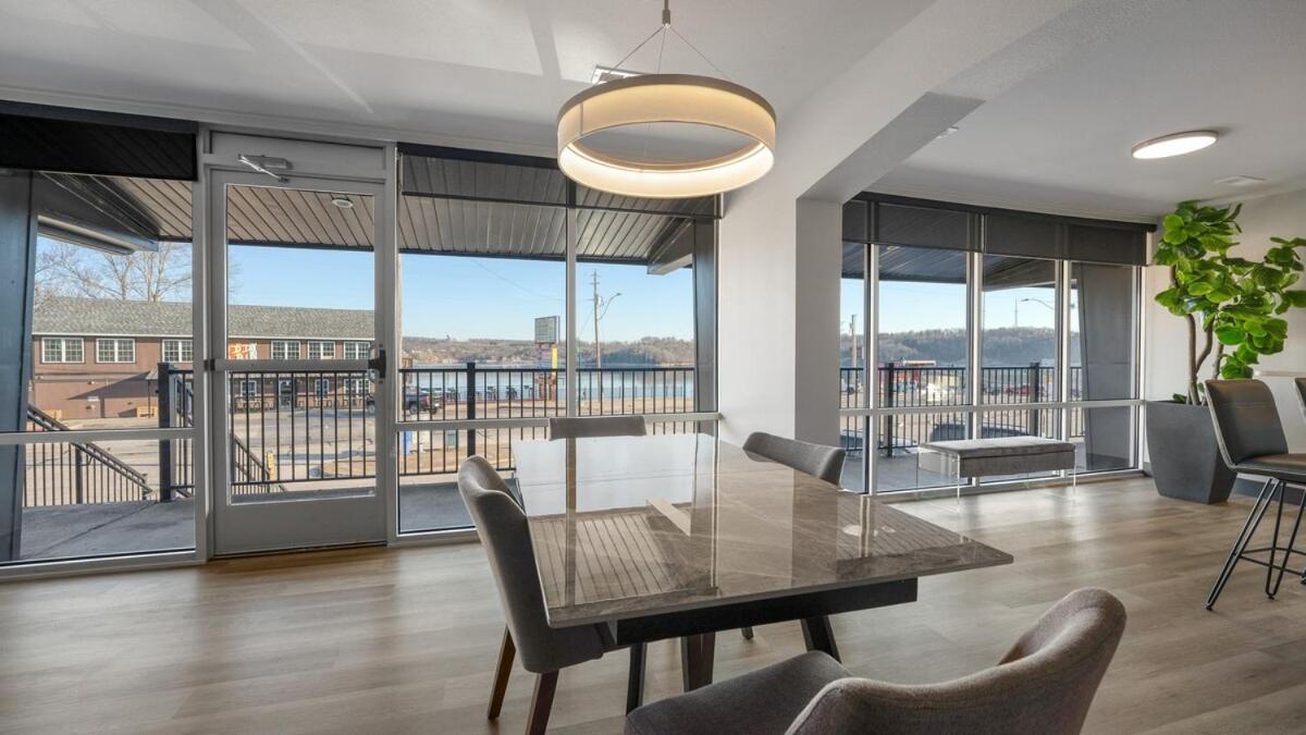 Luxury Apt on Bagnell Dam Blvd!