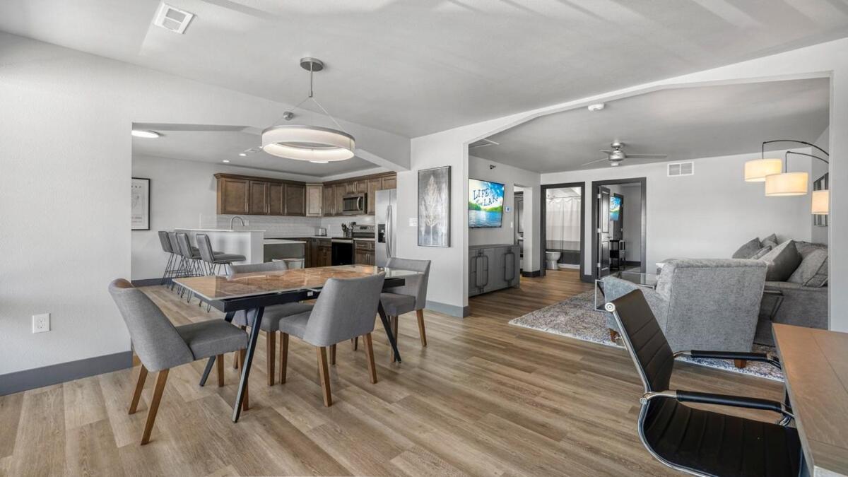 Luxury Apt on Bagnell Dam Blvd!