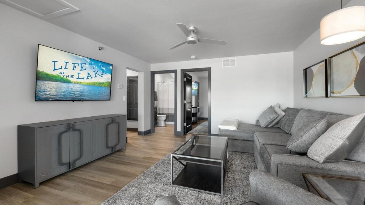 Luxury Apt on Bagnell Dam Blvd!