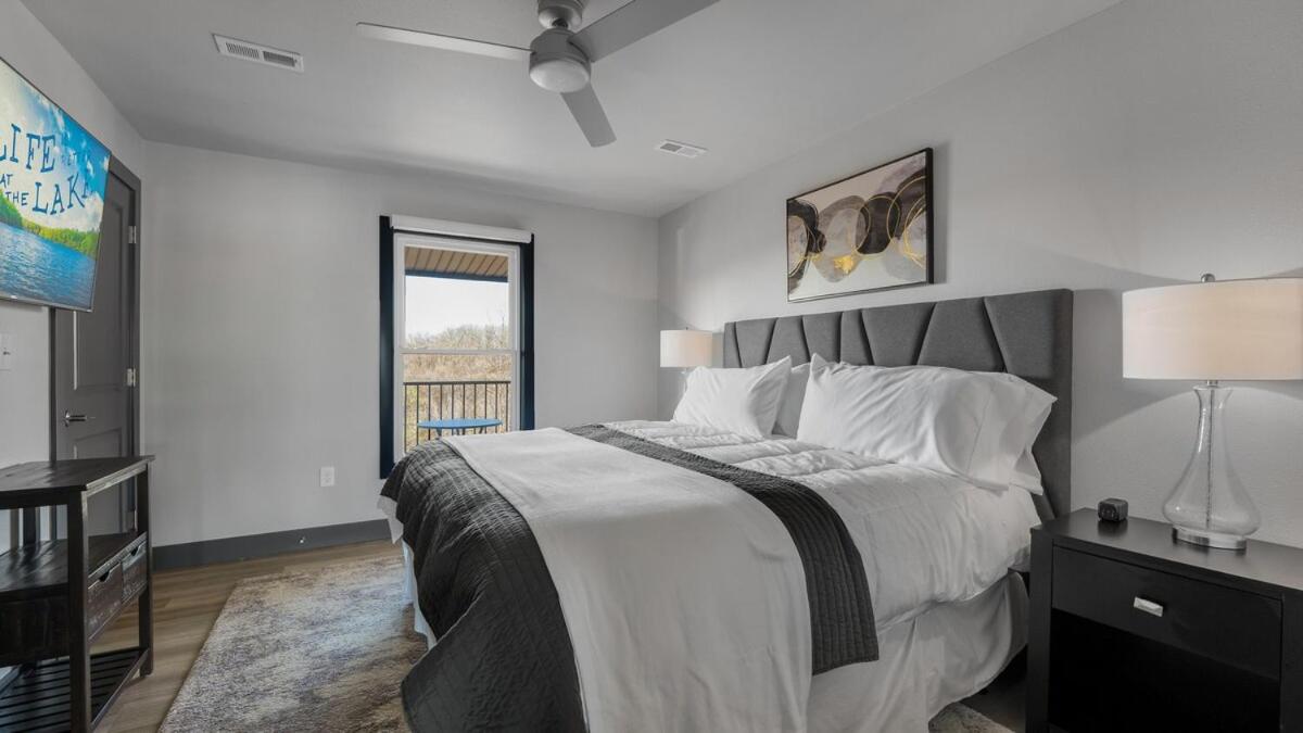 Luxury Apt on Bagnell Dam Blvd!