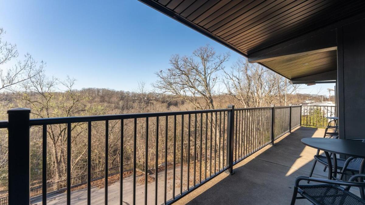 Luxury Apt on Bagnell Dam Blvd!
