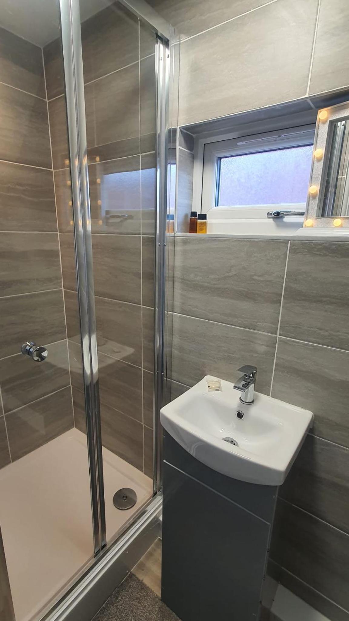 Highfield House, Private Bathroom, Easy Parking, Fast WiFi, Serving Contractors, Santa Pod!