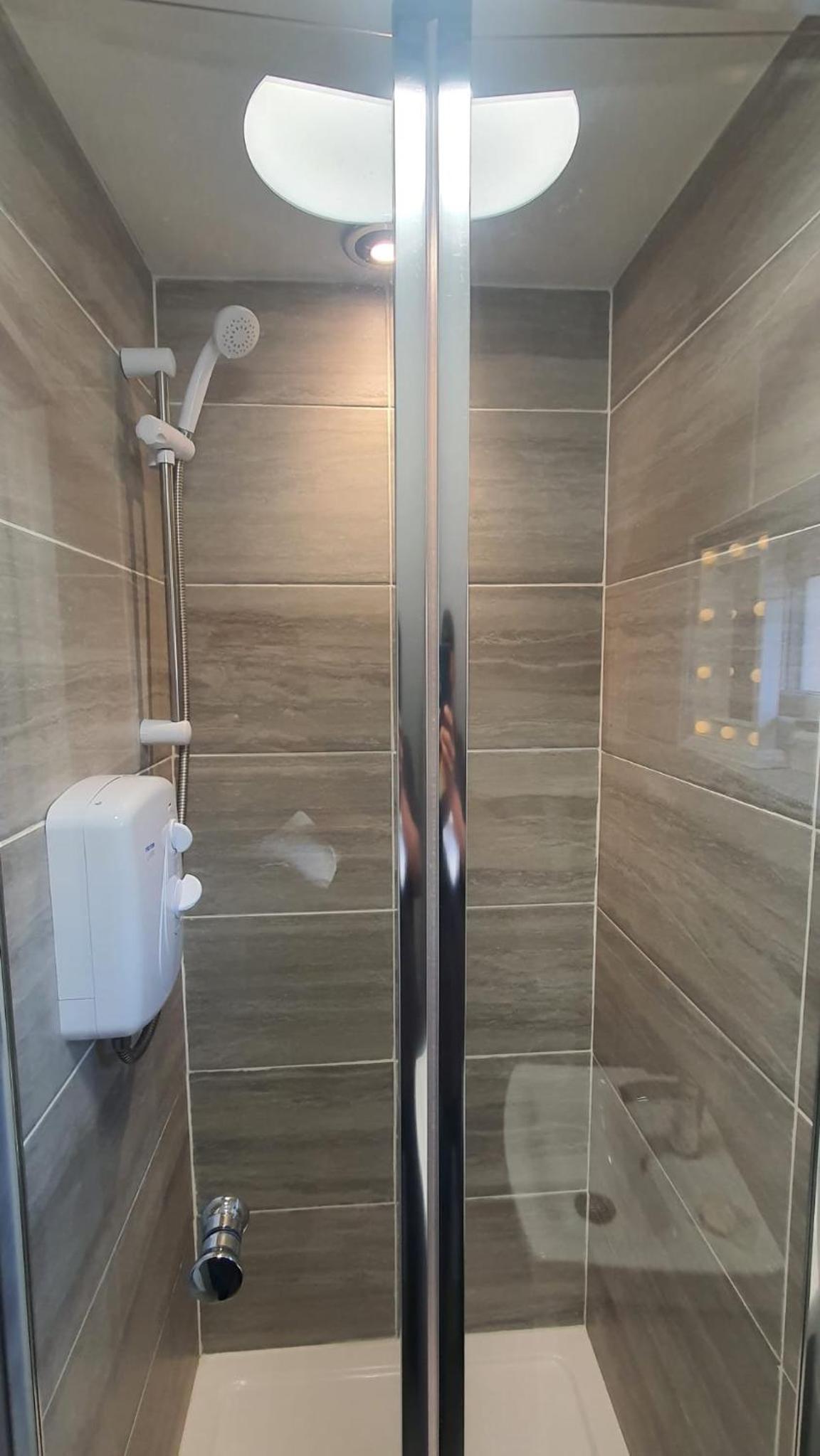 Highfield House, Private Bathroom, Easy Parking, Fast WiFi, Serving Contractors, Santa Pod!