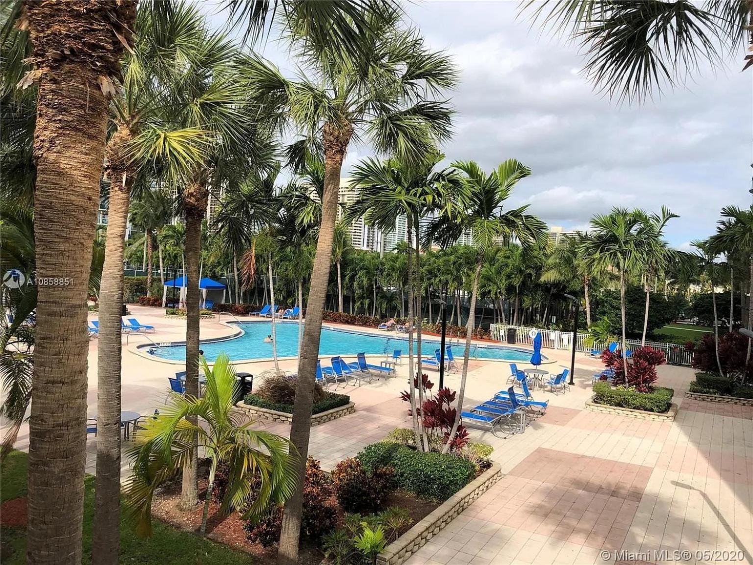 Enjoy an endless summer - Parking included!