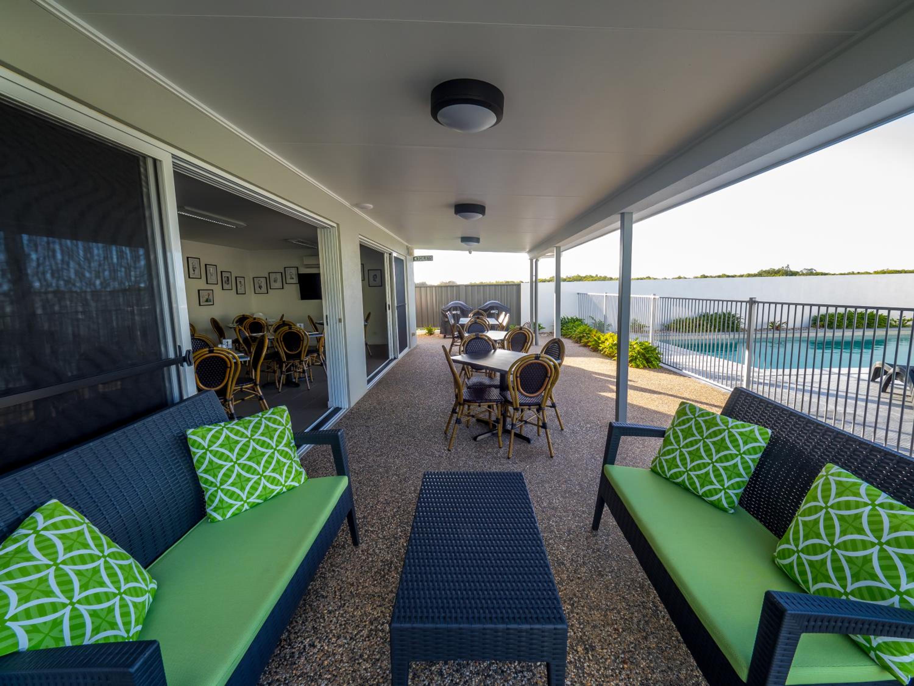 Mackay Oceanside Central Hotel Official