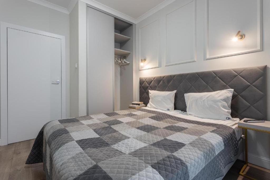 Close-Urban Chic- Mennica Residence - Warsaw Center - For 15 Guests