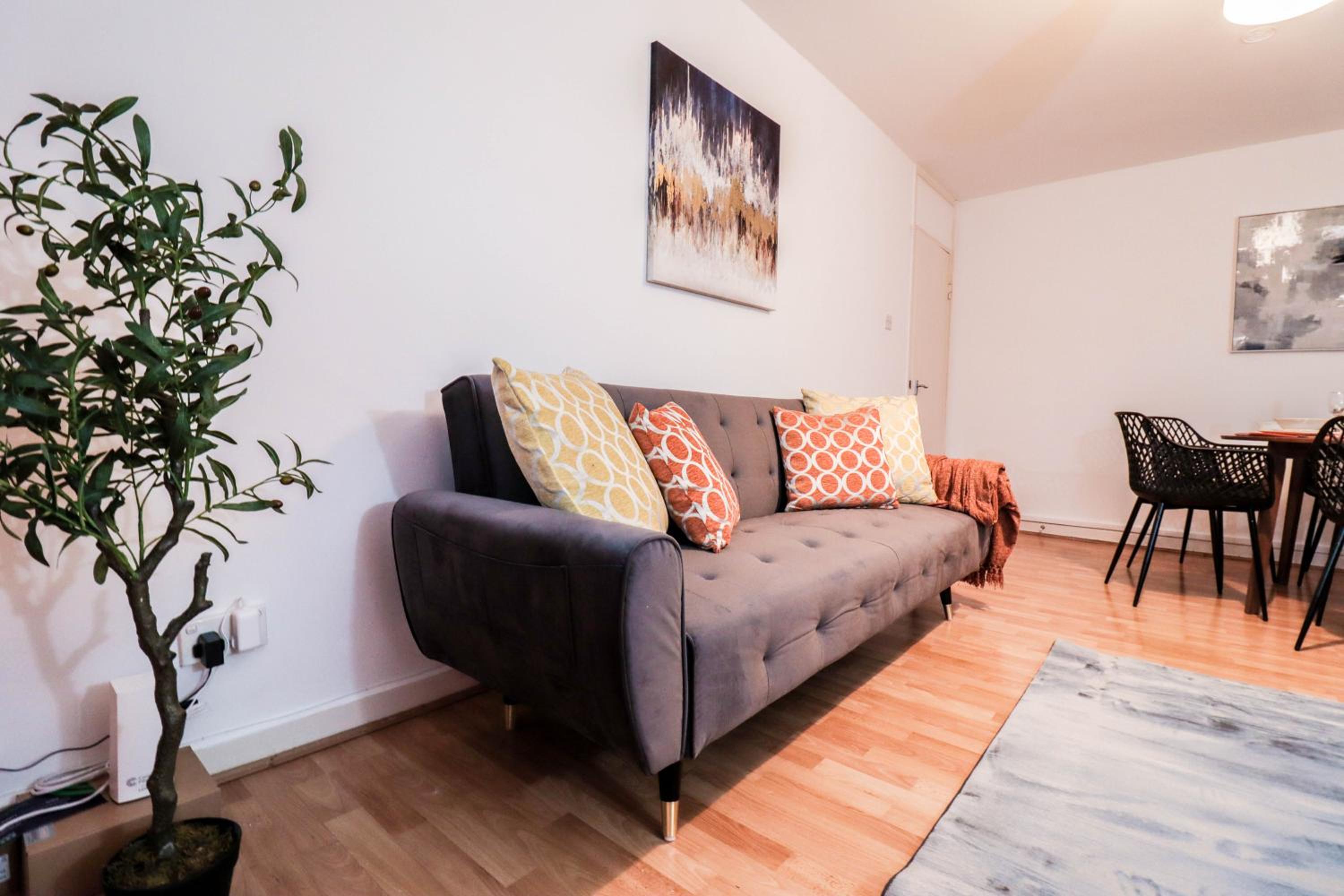 Well-Presented 3-Bedroom Flat! Great Location!