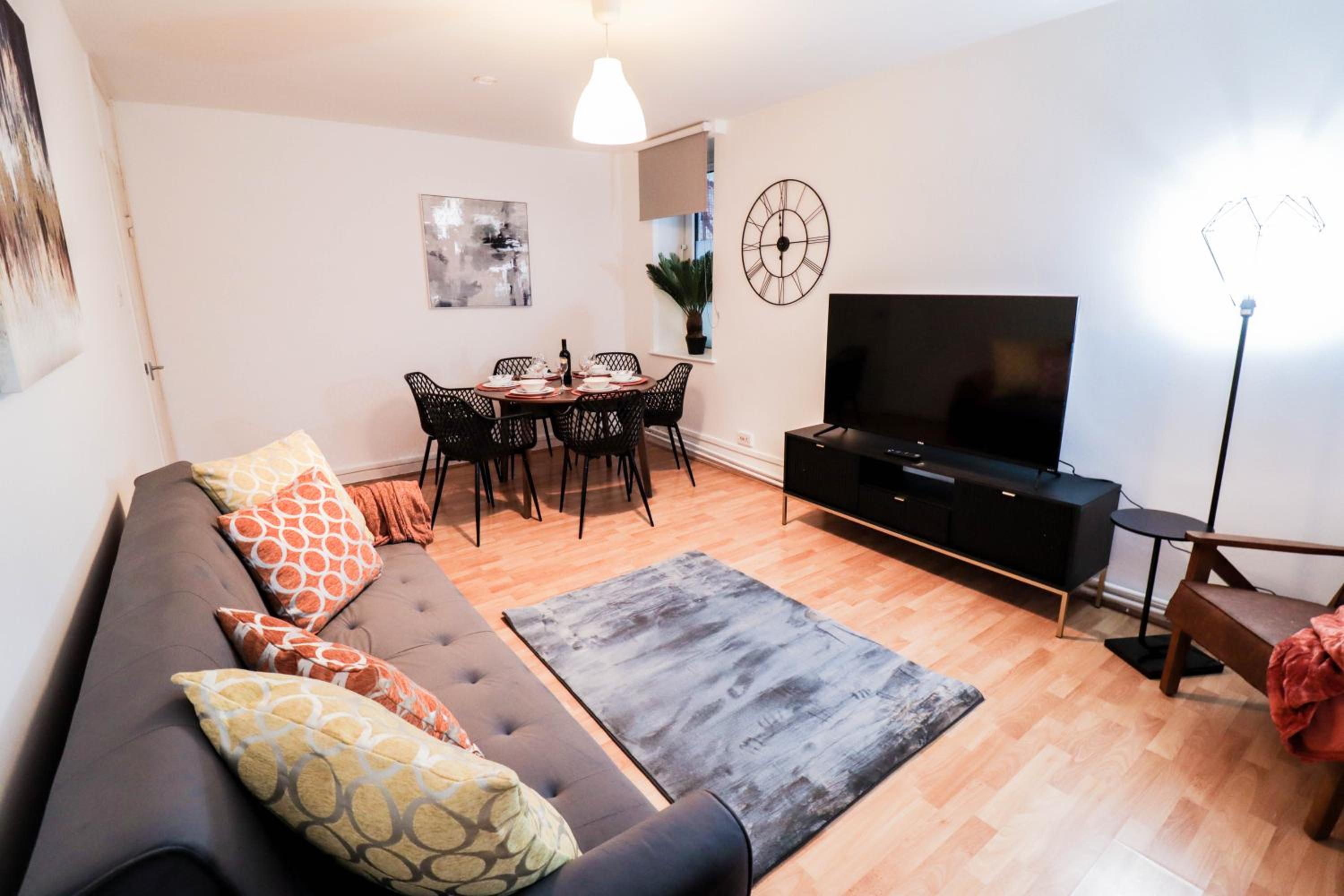 Well-Presented 3-Bedroom Flat! Great Location!