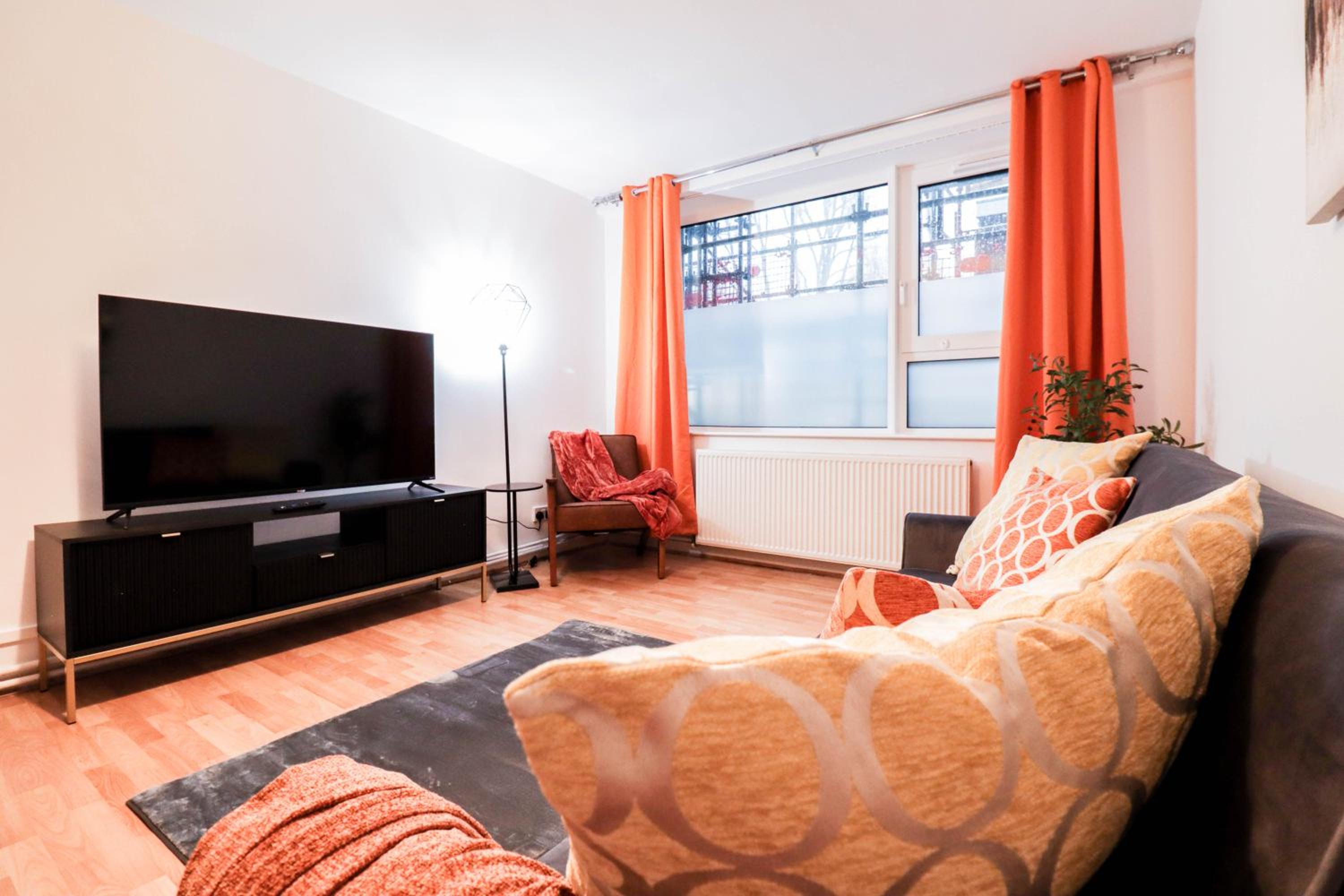 Well-Presented 3-Bedroom Flat! Great Location!