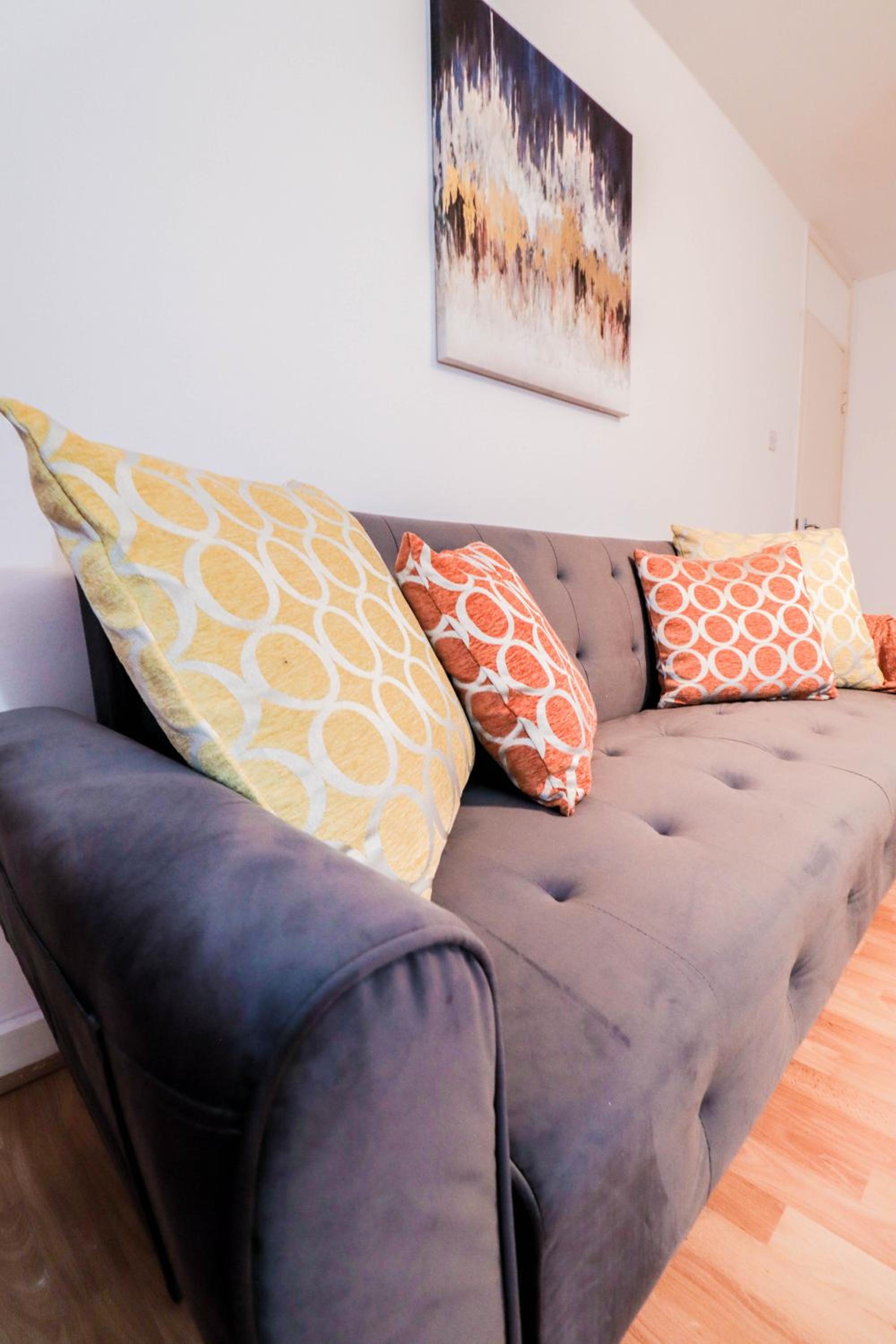 Well-Presented 3-Bedroom Flat! Great Location!