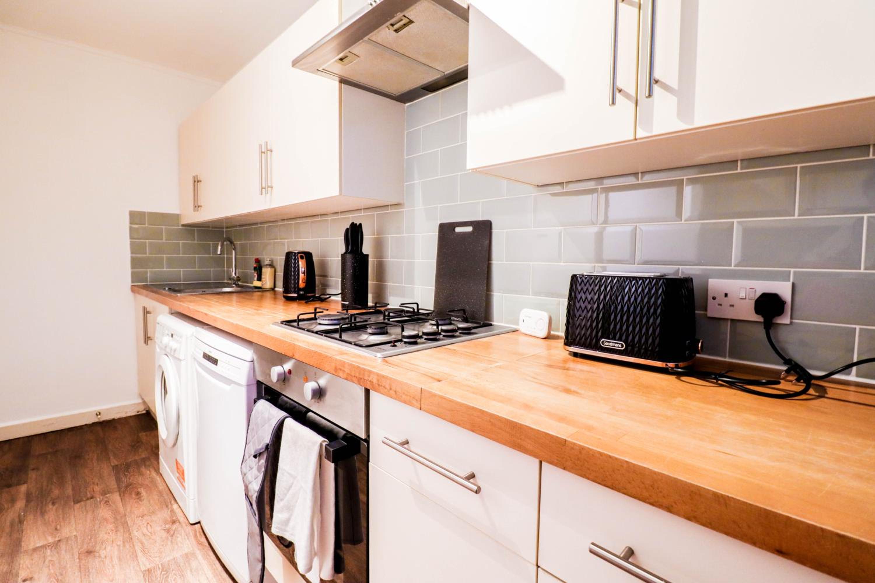 Well-Presented 3-Bedroom Flat! Great Location!