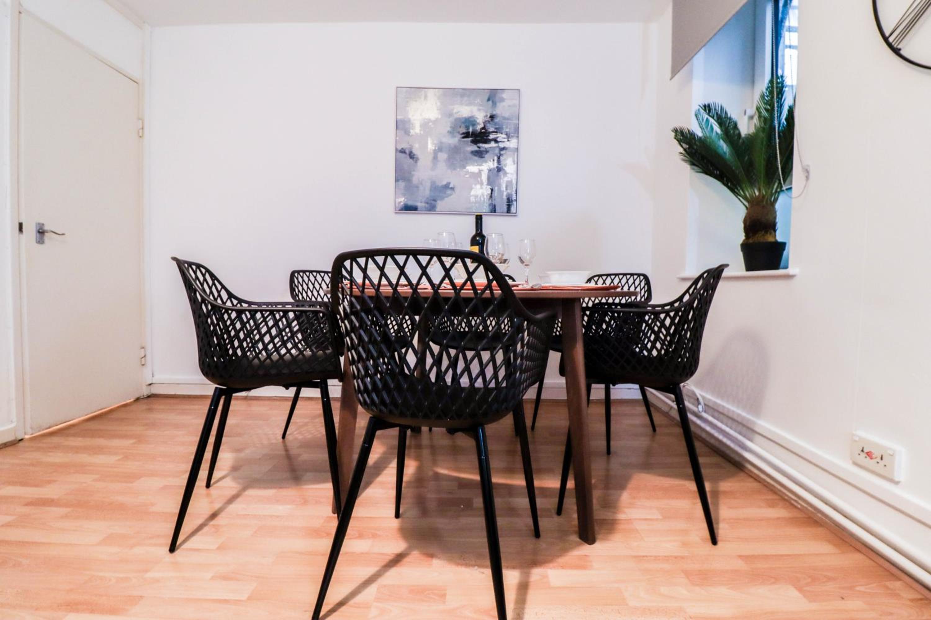Well-Presented 3-Bedroom Flat! Great Location!