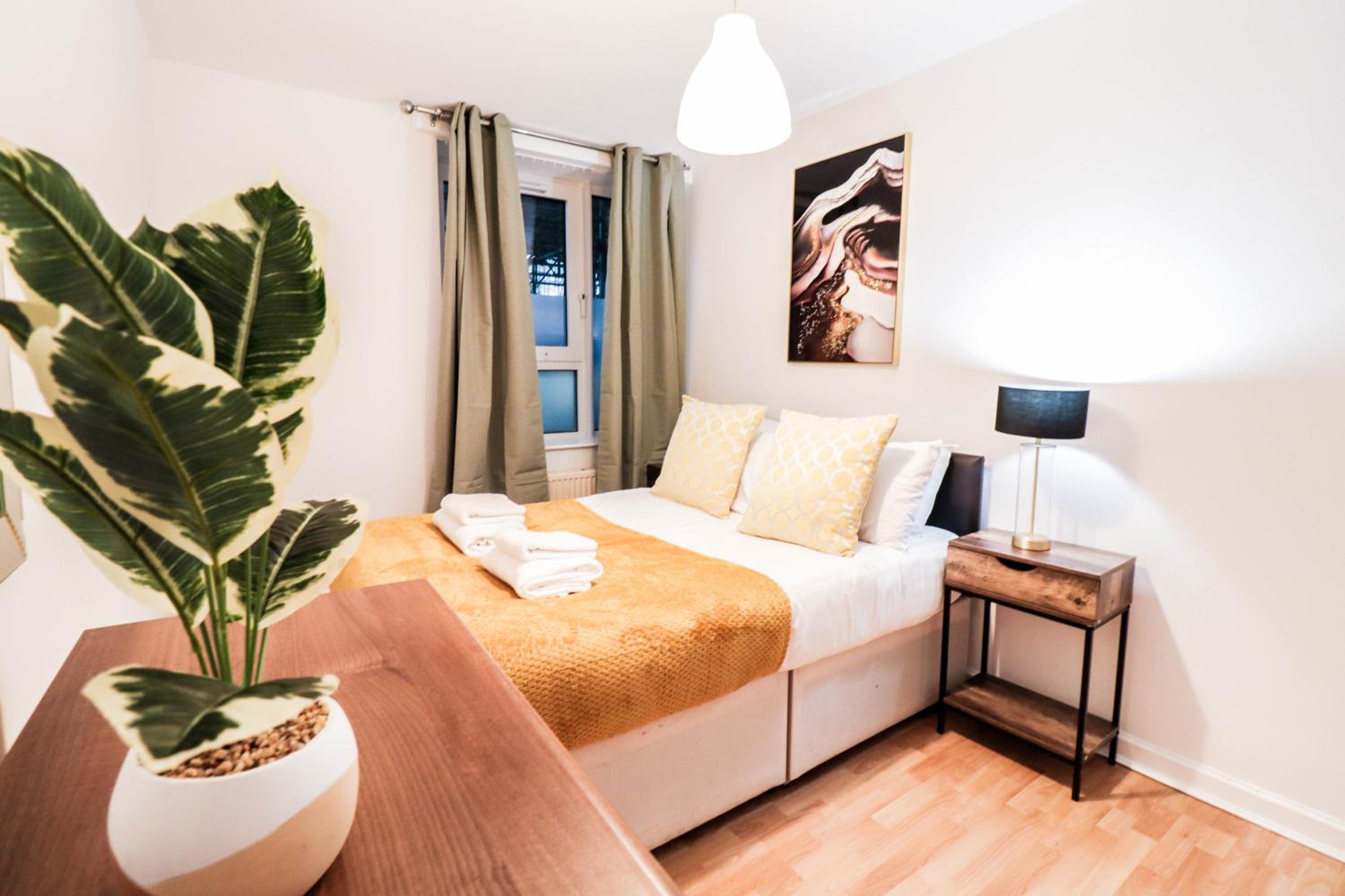 Well-Presented 3-Bedroom Flat! Great Location!
