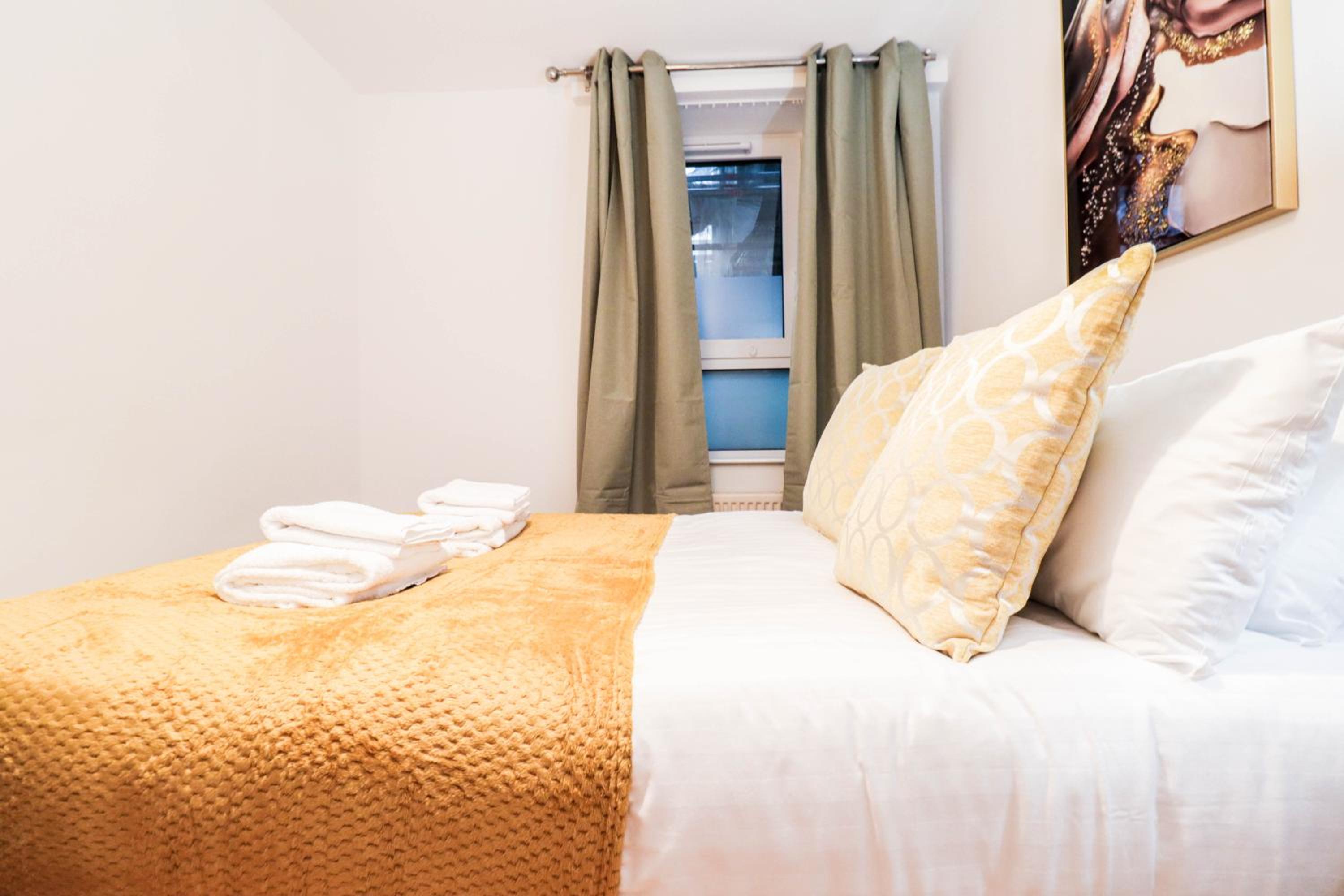 Well-Presented 3-Bedroom Flat! Great Location!