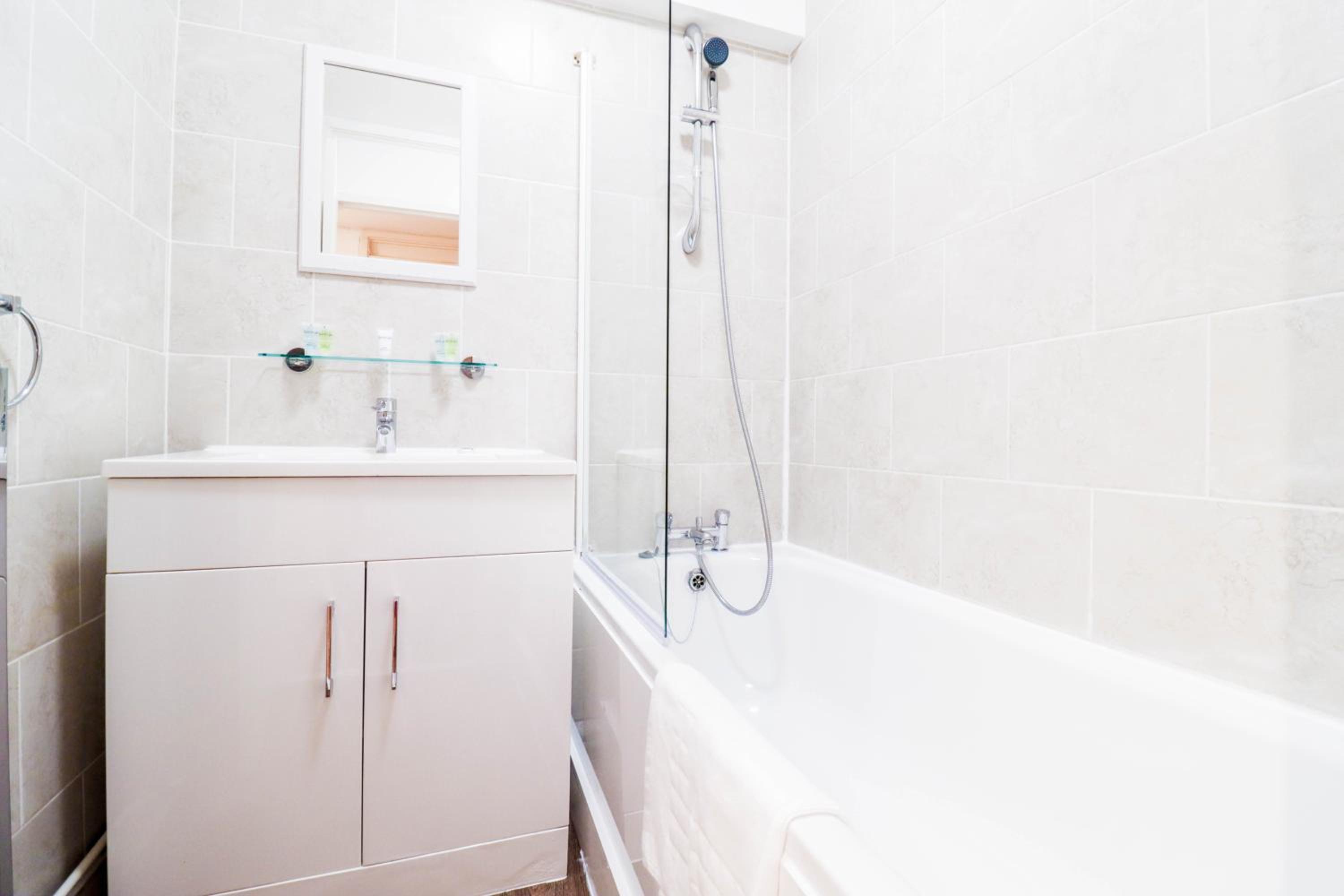 Well-Presented 3-Bedroom Flat! Great Location!