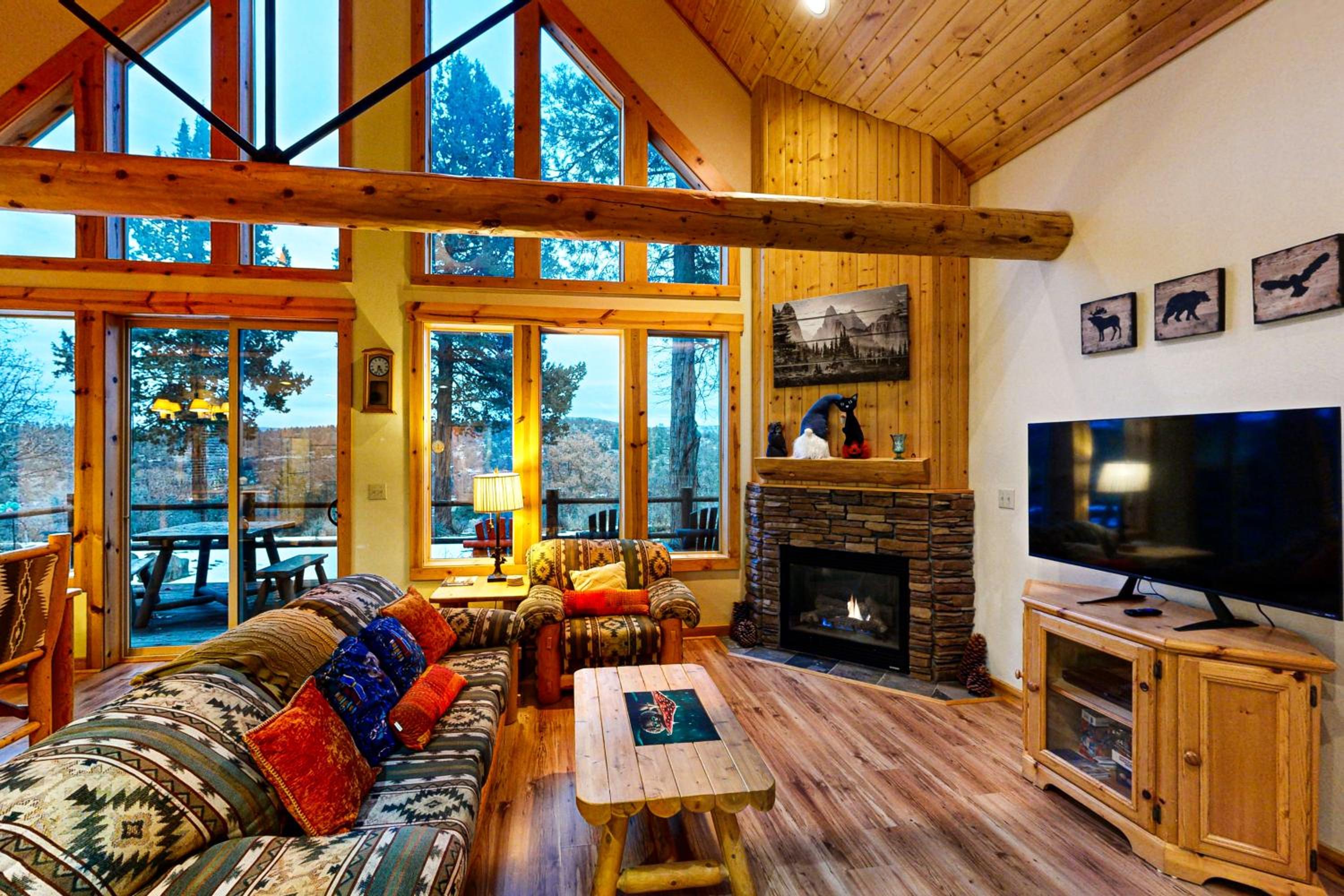 Cabin with Mountain Views and Shared Pool and Hot Tub