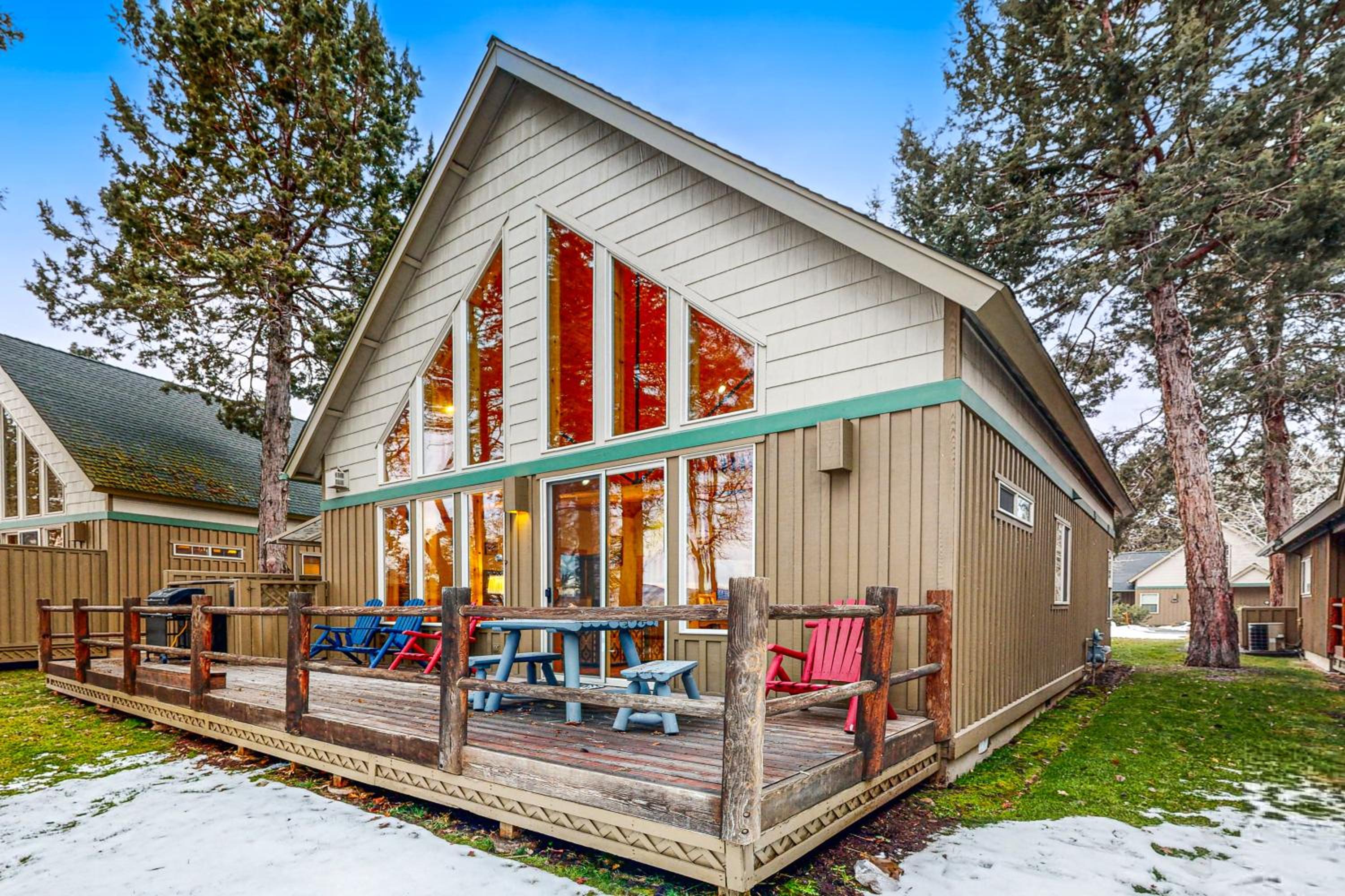 Cabin with Mountain Views and Shared Pool and Hot Tub