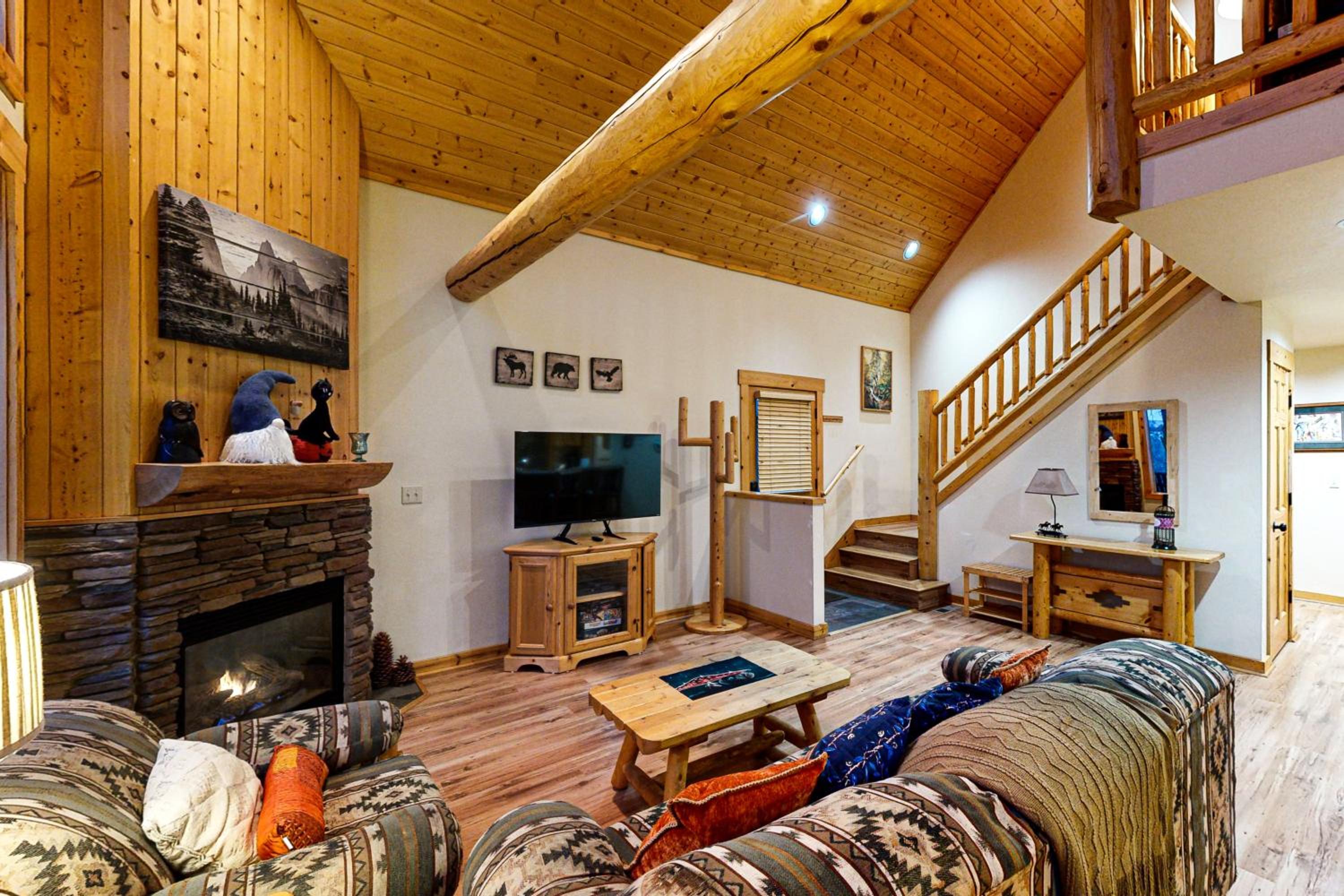 Cabin with Mountain Views and Shared Pool and Hot Tub