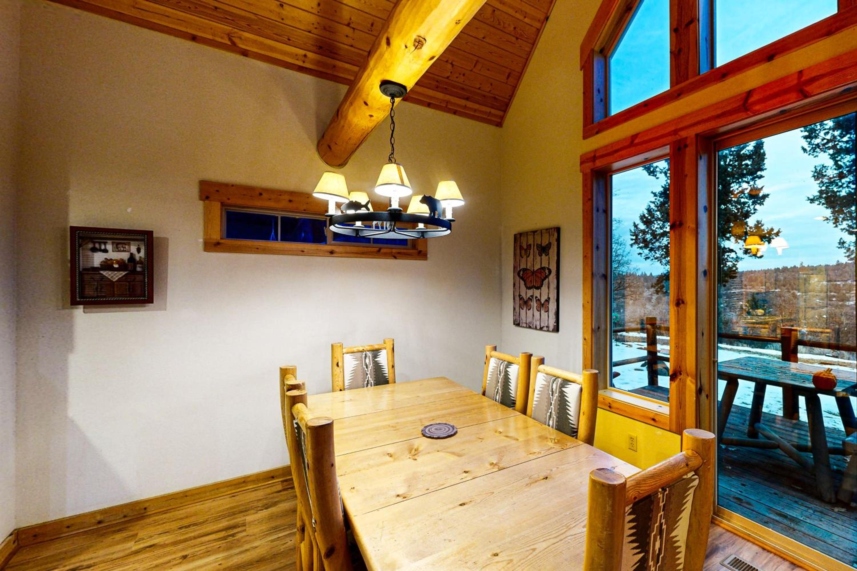 Cabin with Mountain Views and Shared Pool and Hot Tub