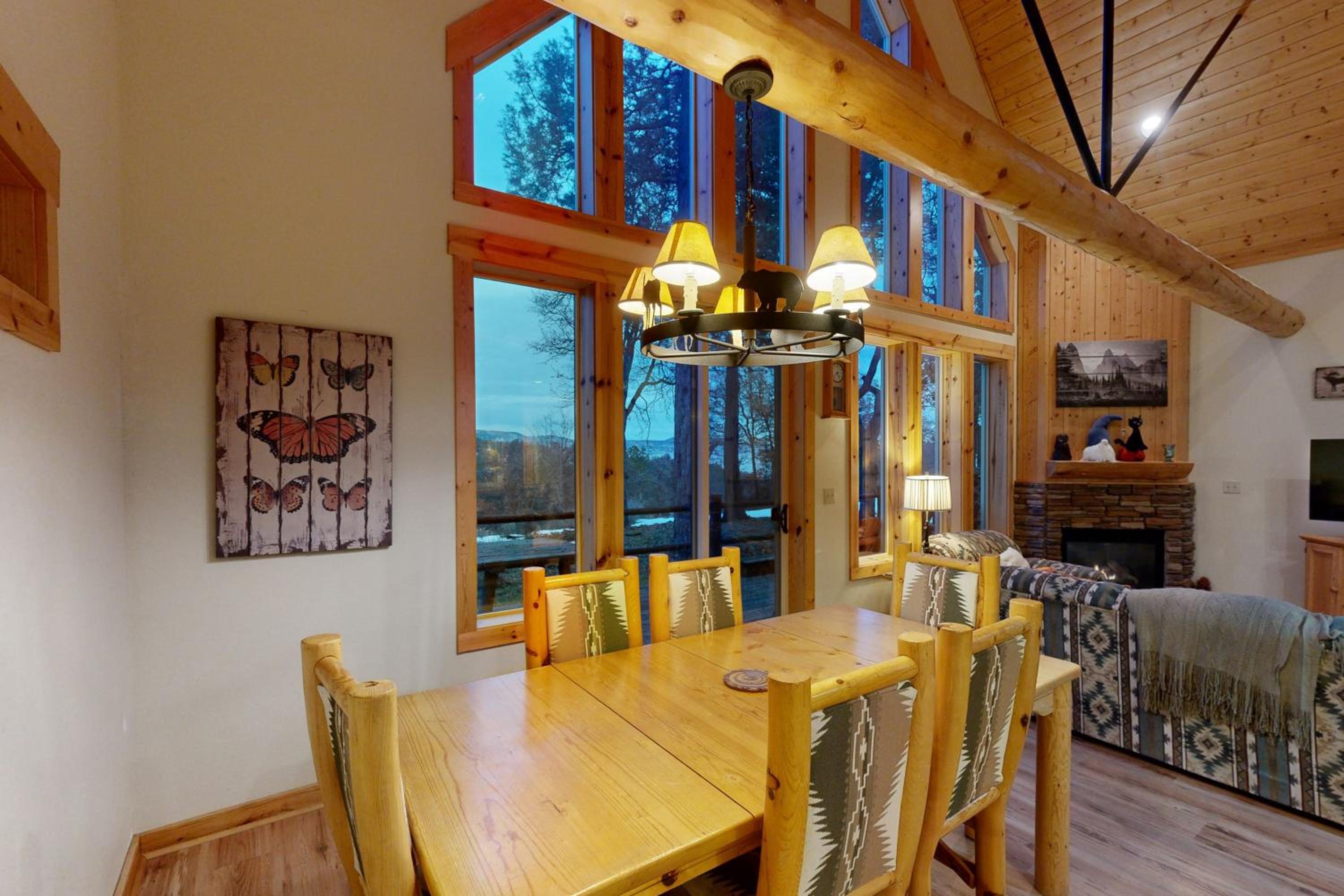 Cabin with Mountain Views and Shared Pool and Hot Tub