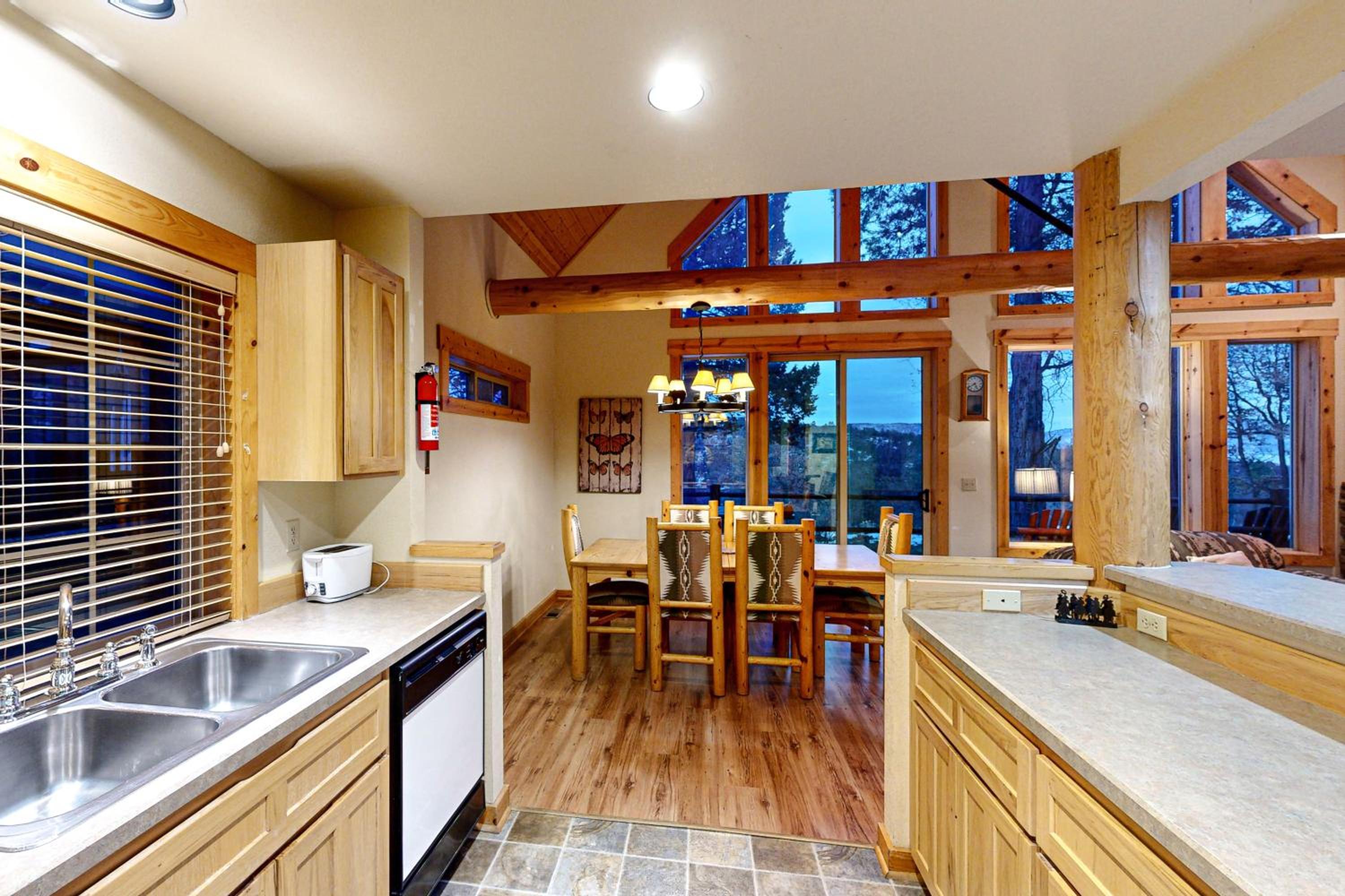 Cabin with Mountain Views and Shared Pool and Hot Tub
