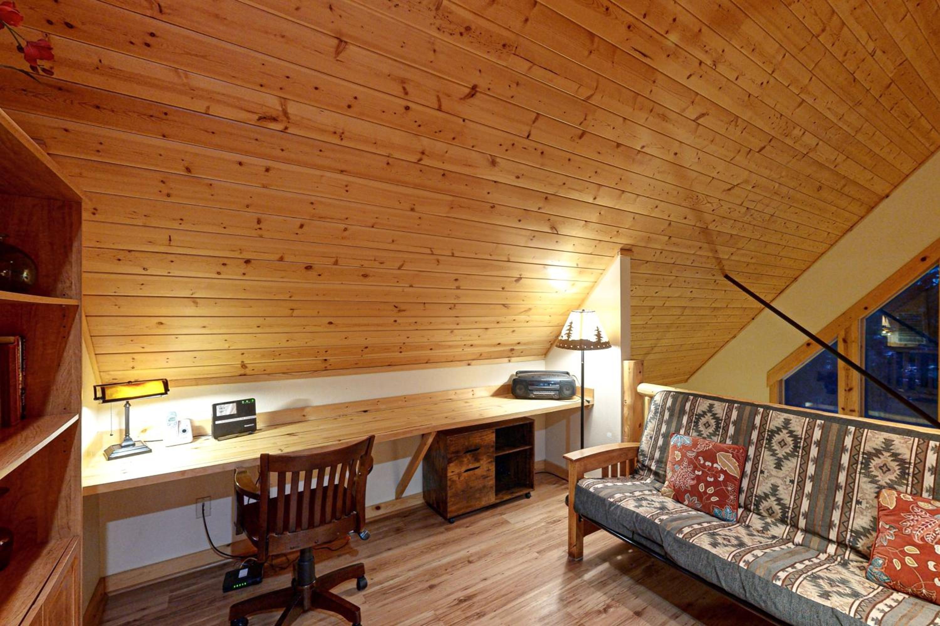 Cabin with Mountain Views and Shared Pool and Hot Tub