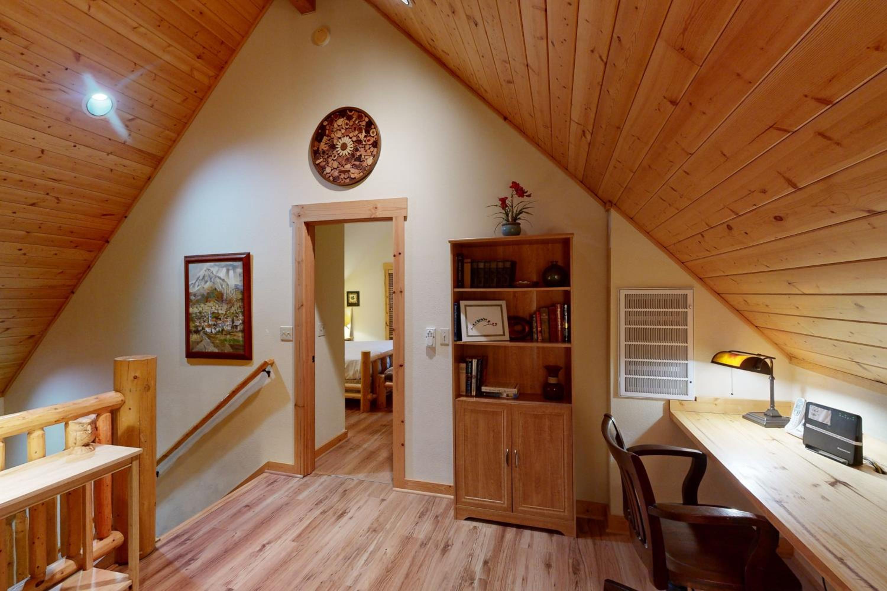 Cabin with Mountain Views and Shared Pool and Hot Tub