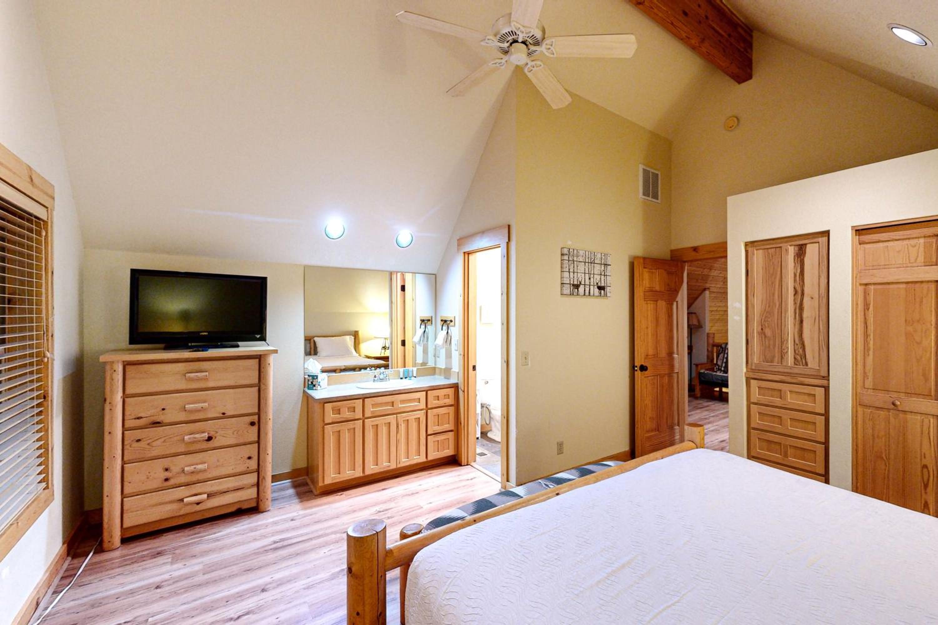 Cabin with Mountain Views and Shared Pool and Hot Tub