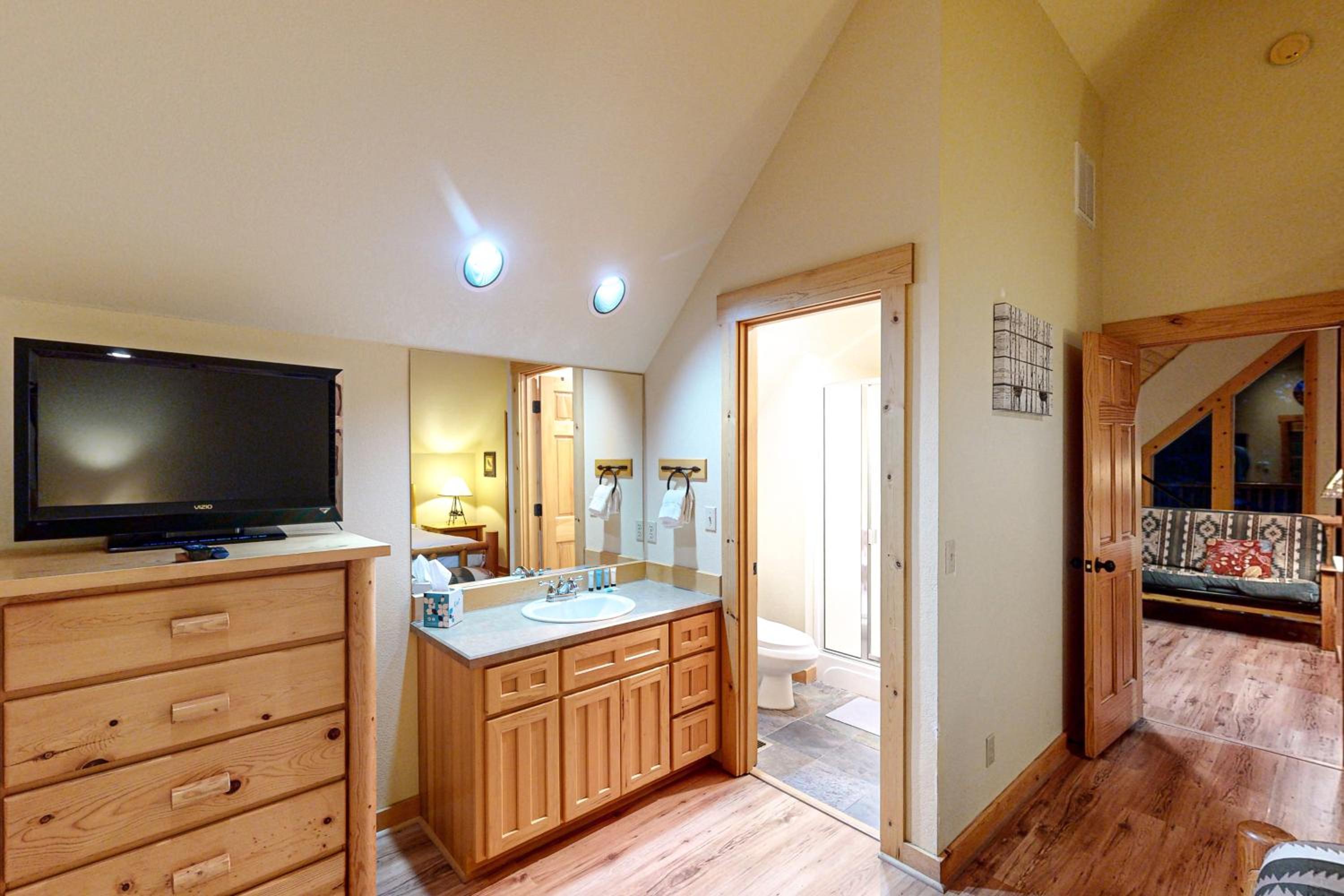Cabin with Mountain Views and Shared Pool and Hot Tub