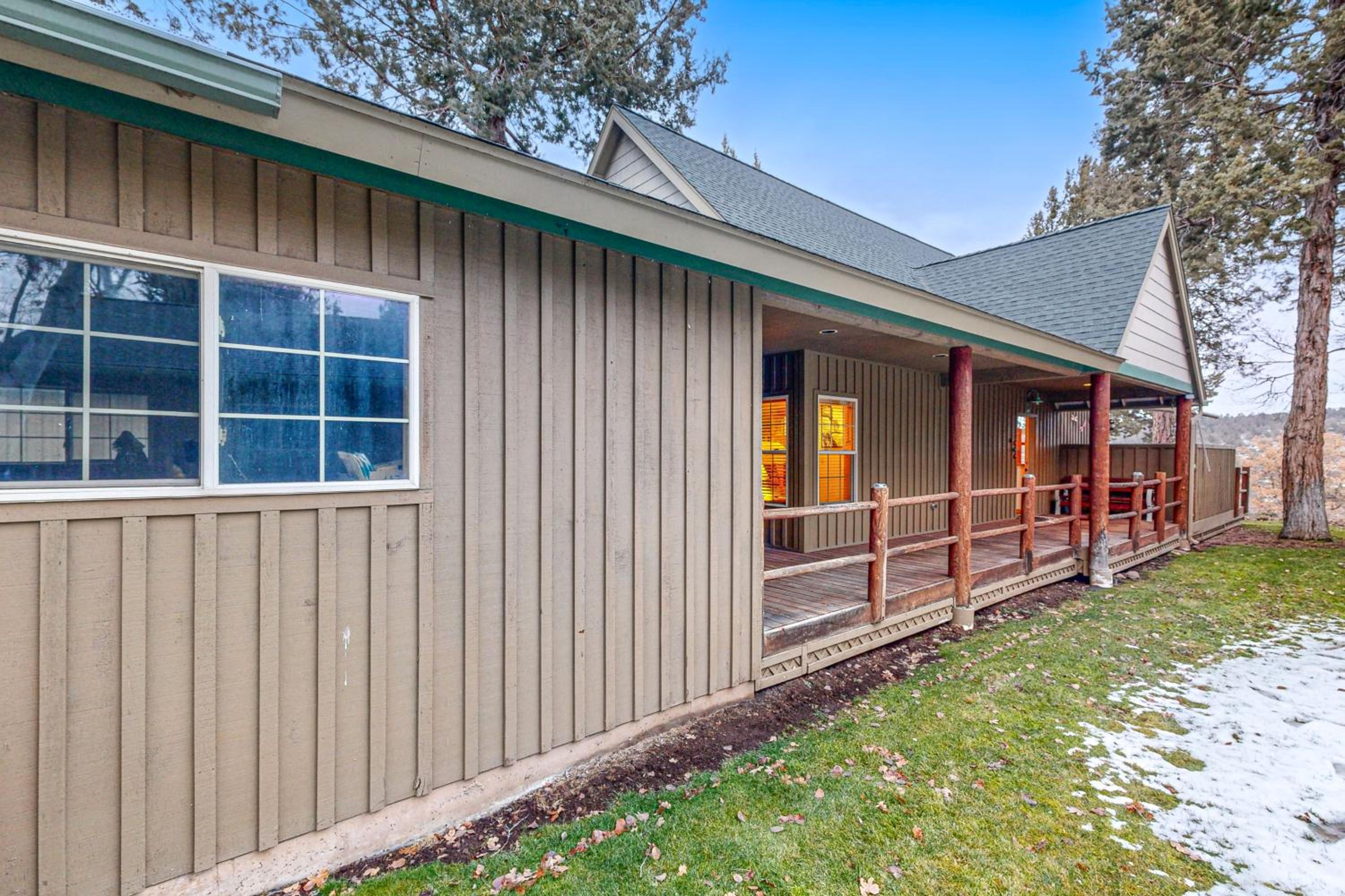 Cabin with Mountain Views and Shared Pool and Hot Tub