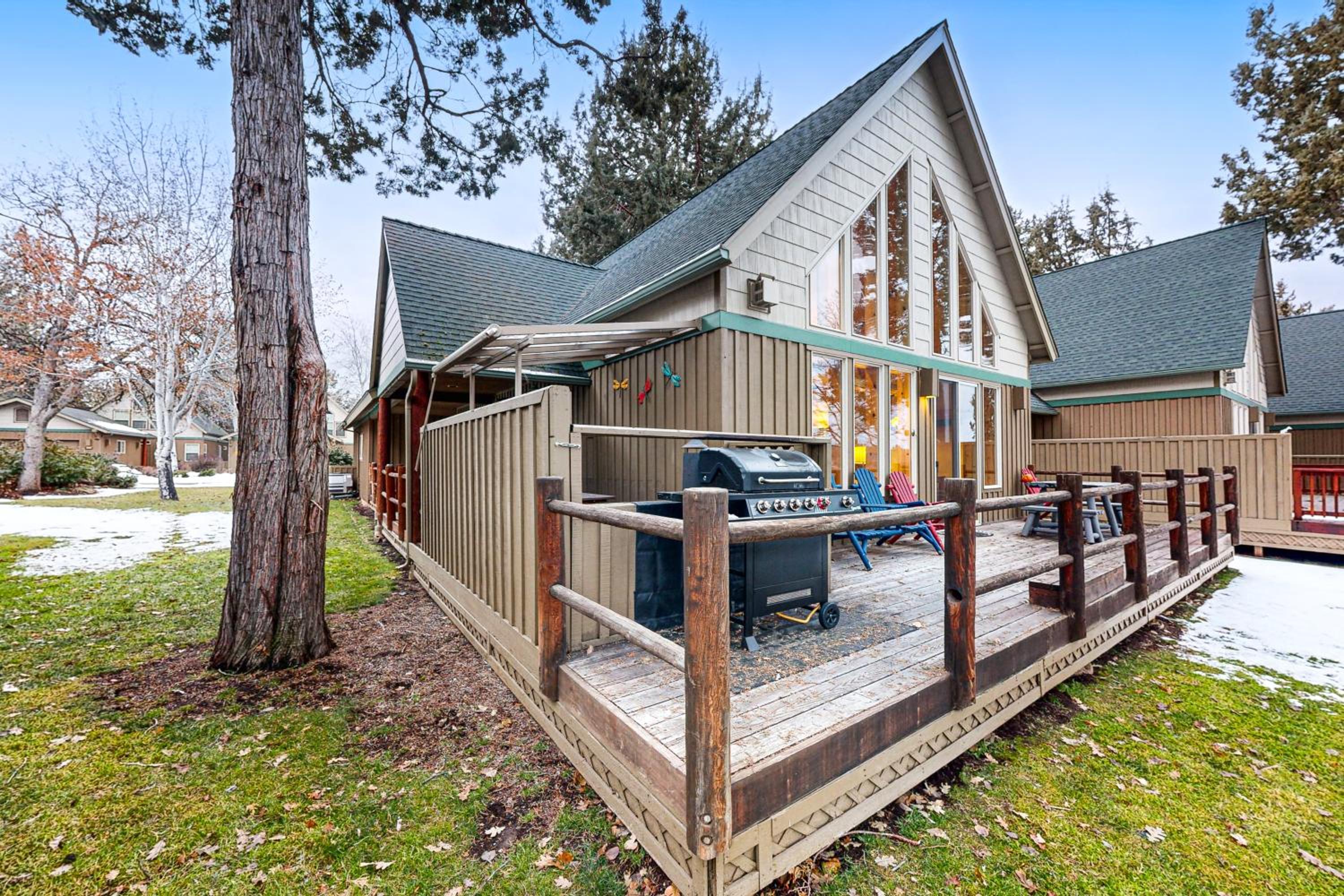 Cabin with Mountain Views and Shared Pool and Hot Tub