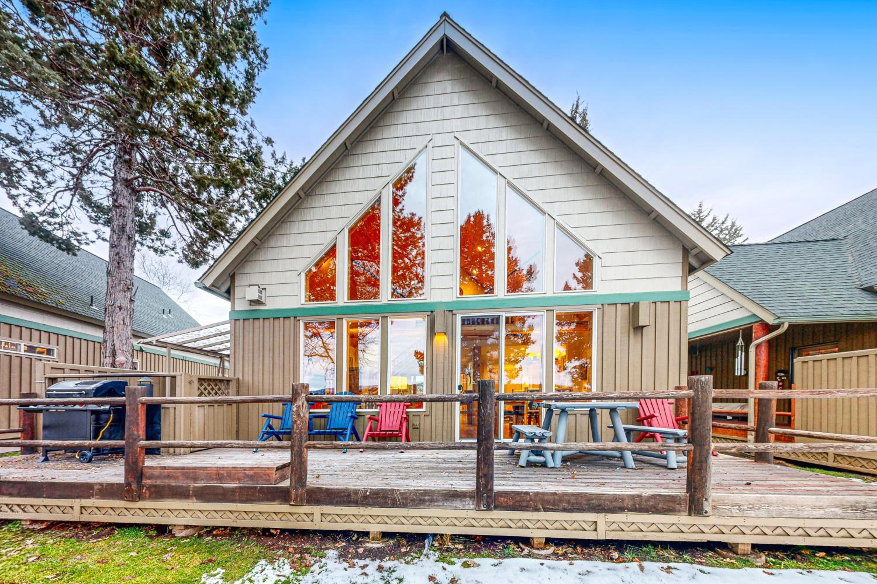 Cabin with Mountain Views and Shared Pool and Hot Tub