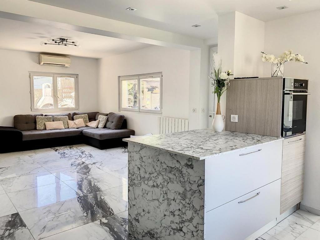 Bas de villa composée d'un 3 pièces et d'un studio avec piscine privée