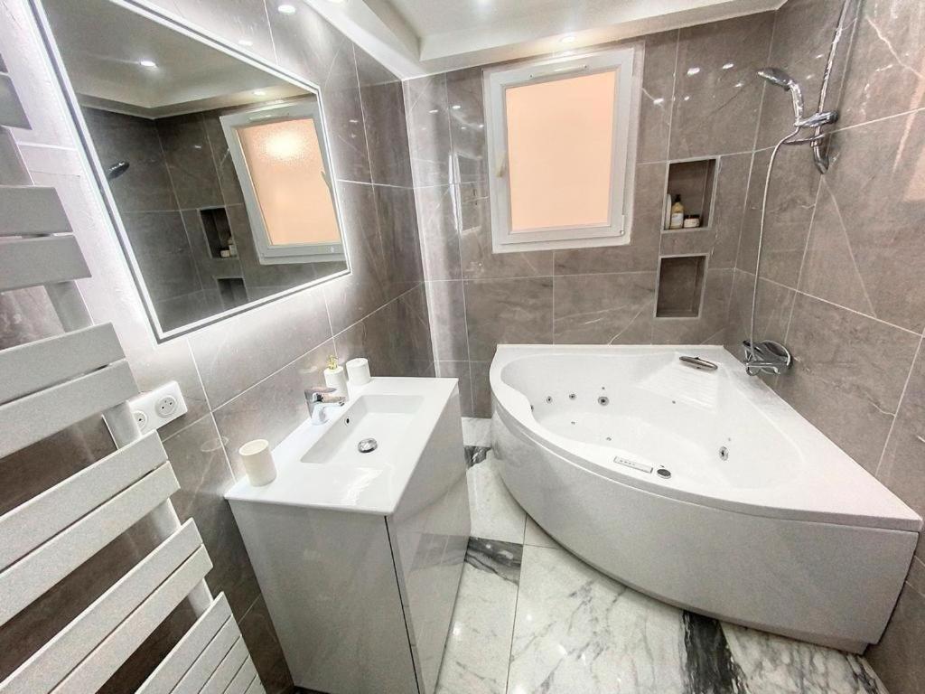 Bas de villa composée d'un 3 pièces et d'un studio avec piscine privée