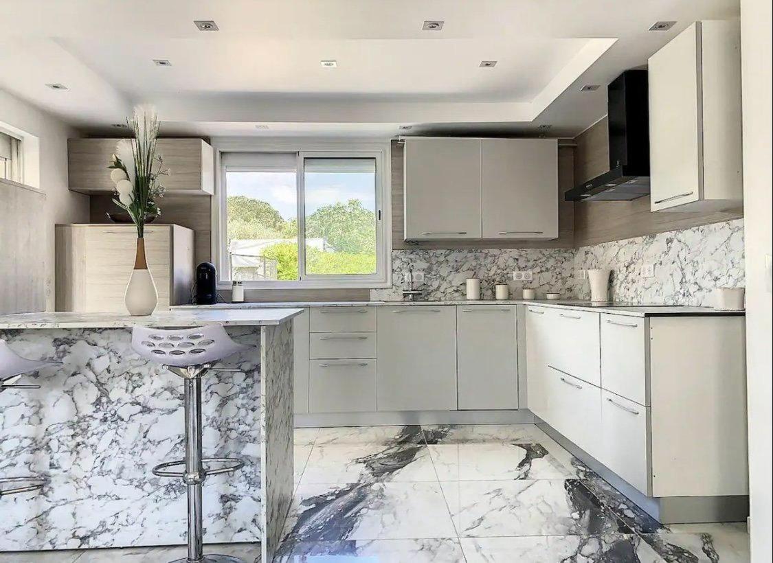 Bas de villa composée d'un 3 pièces et d'un studio avec piscine privée