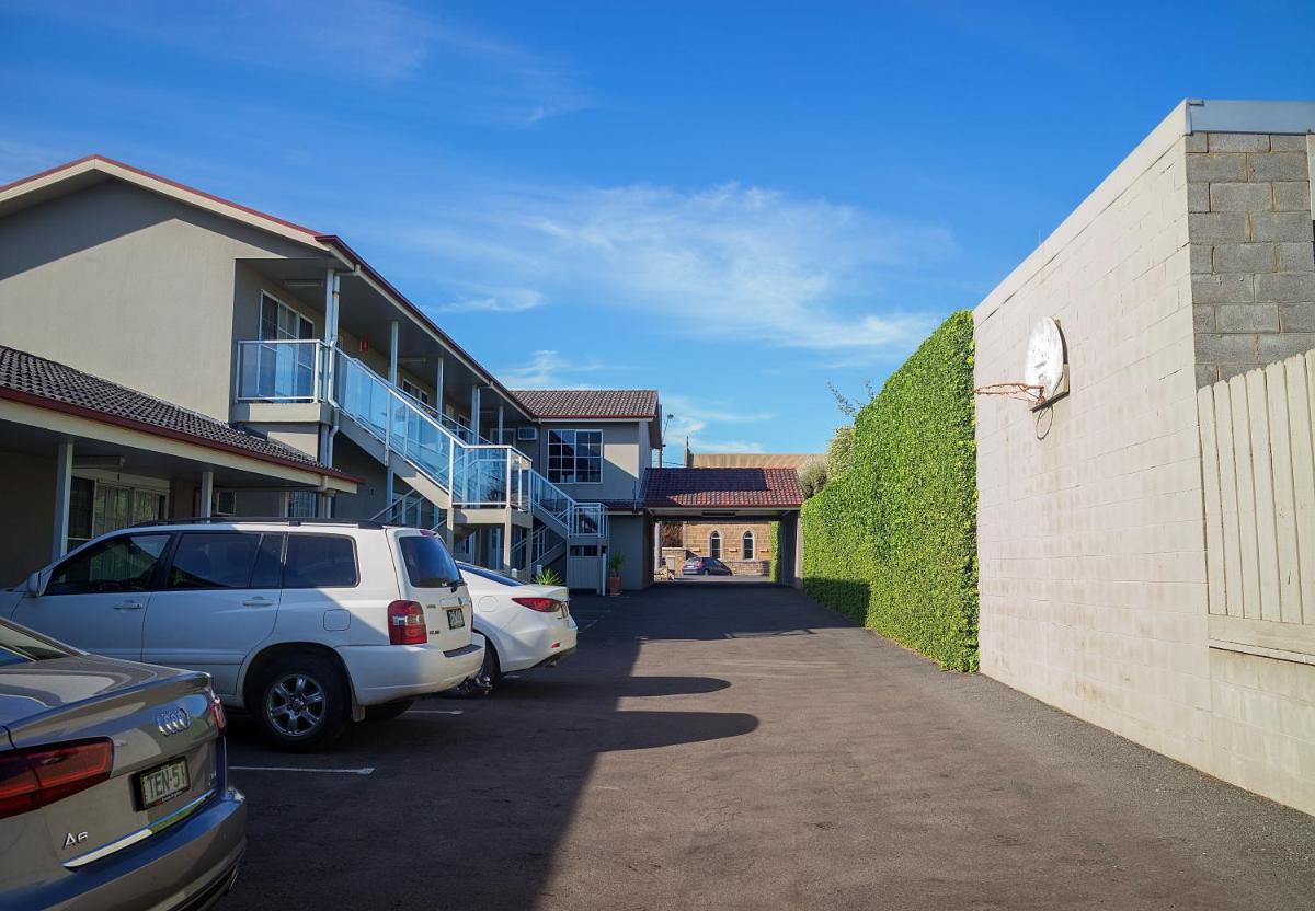 Warrnambool Vacations - Redwood Manor Motel Apartments - Property Image 1