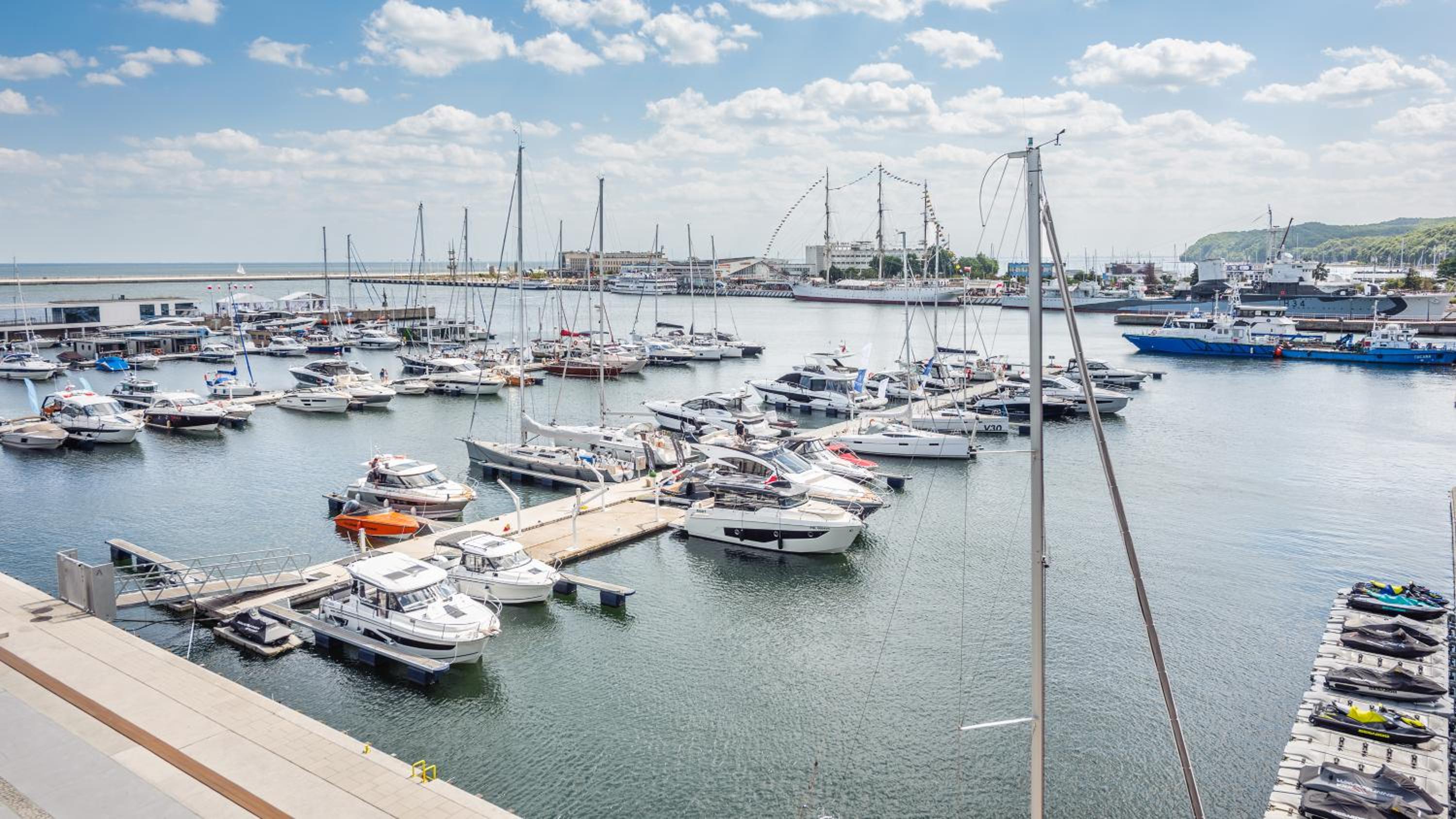 Flatbook - Center Yacht Park Marina View