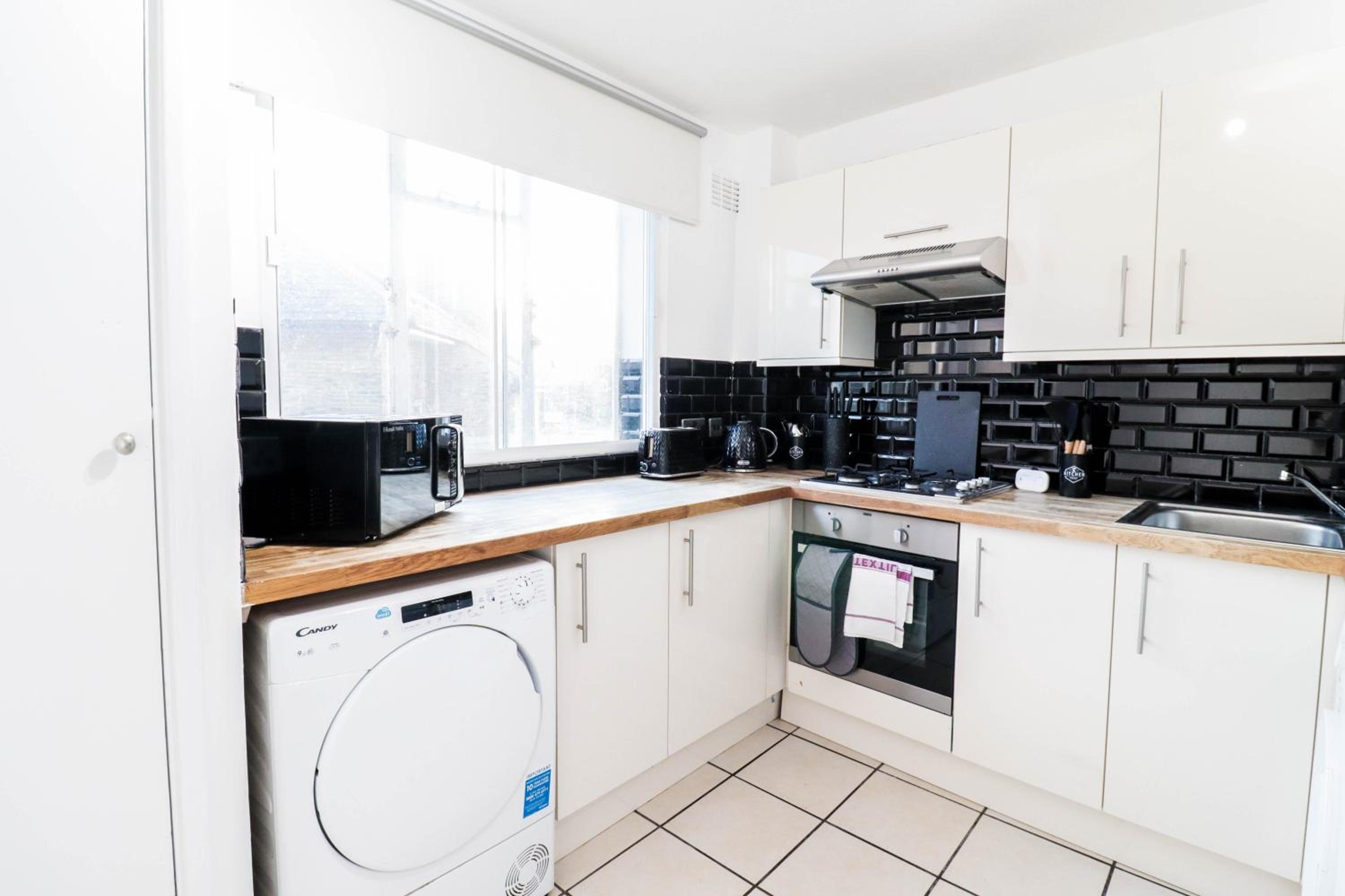 Trendy 3-Bedroom Flat In Clapham! London Living!