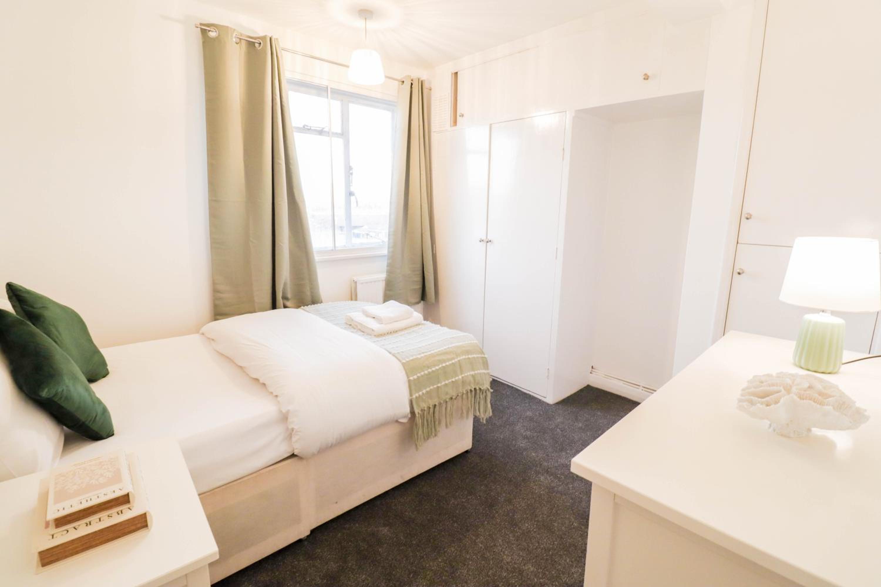 Trendy 3-Bedroom Flat In Clapham! London Living!