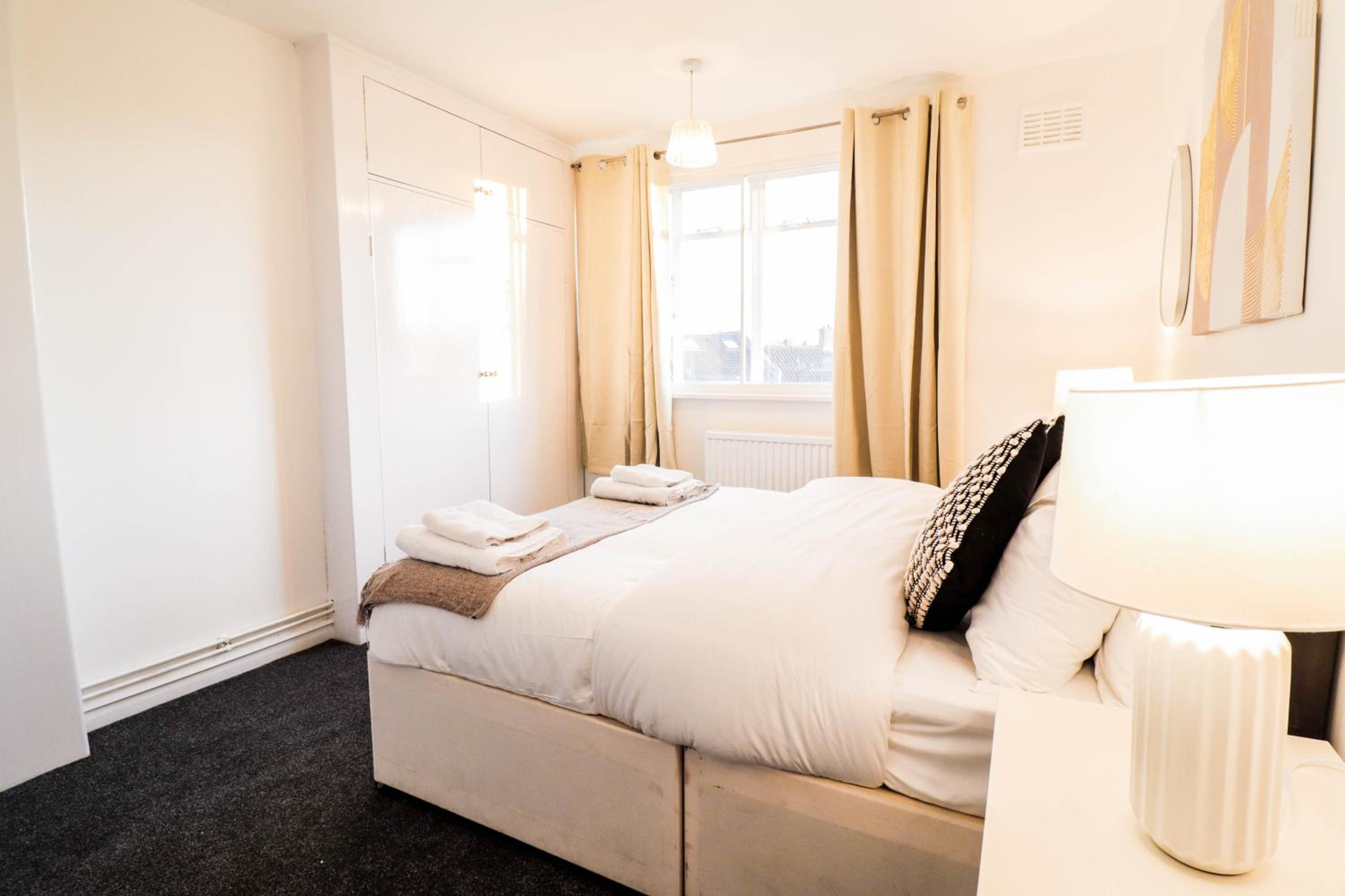 Trendy 3-Bedroom Flat In Clapham! London Living!