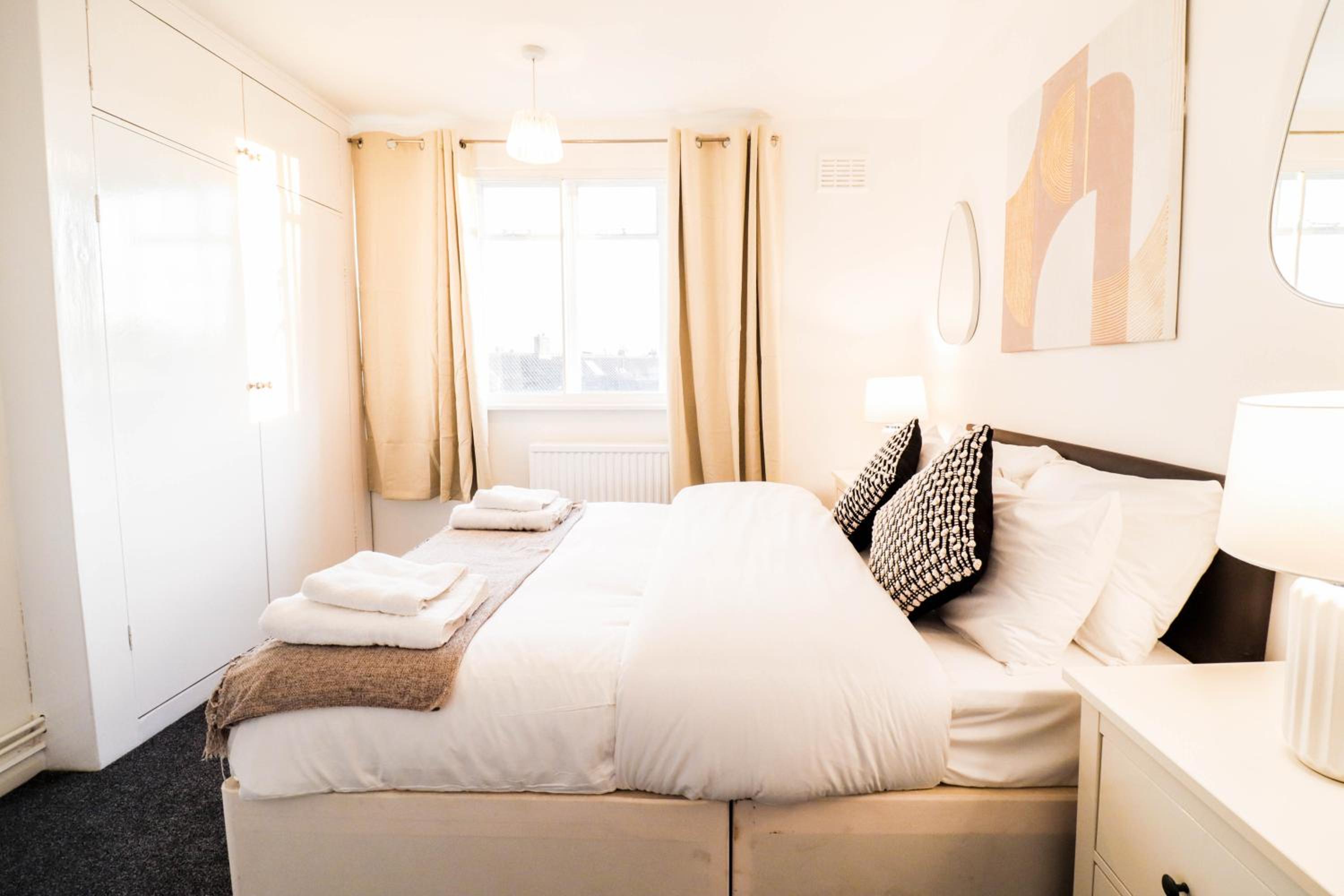 Trendy 3-Bedroom Flat In Clapham! London Living!