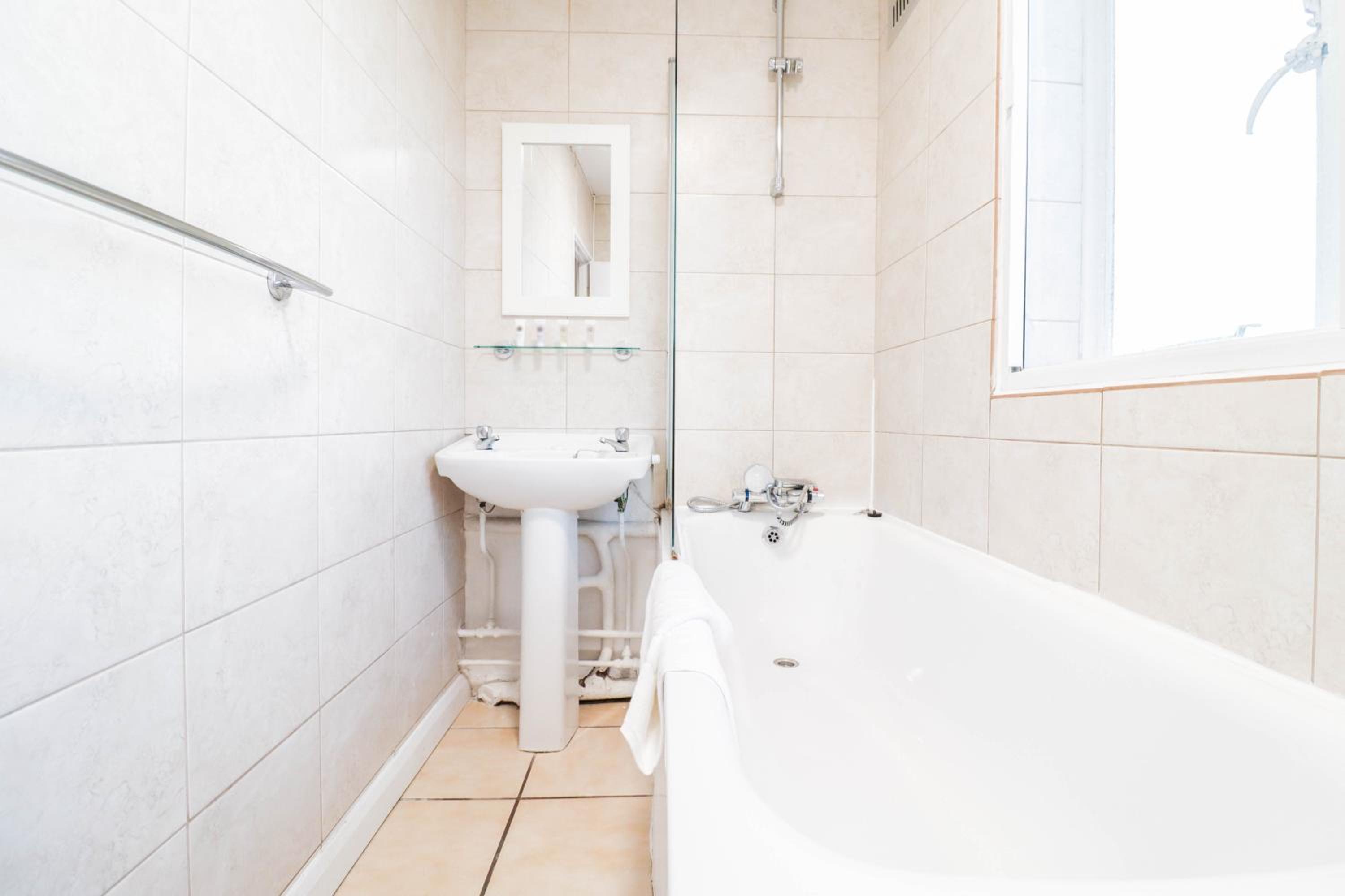 Trendy 3-Bedroom Flat In Clapham! London Living!