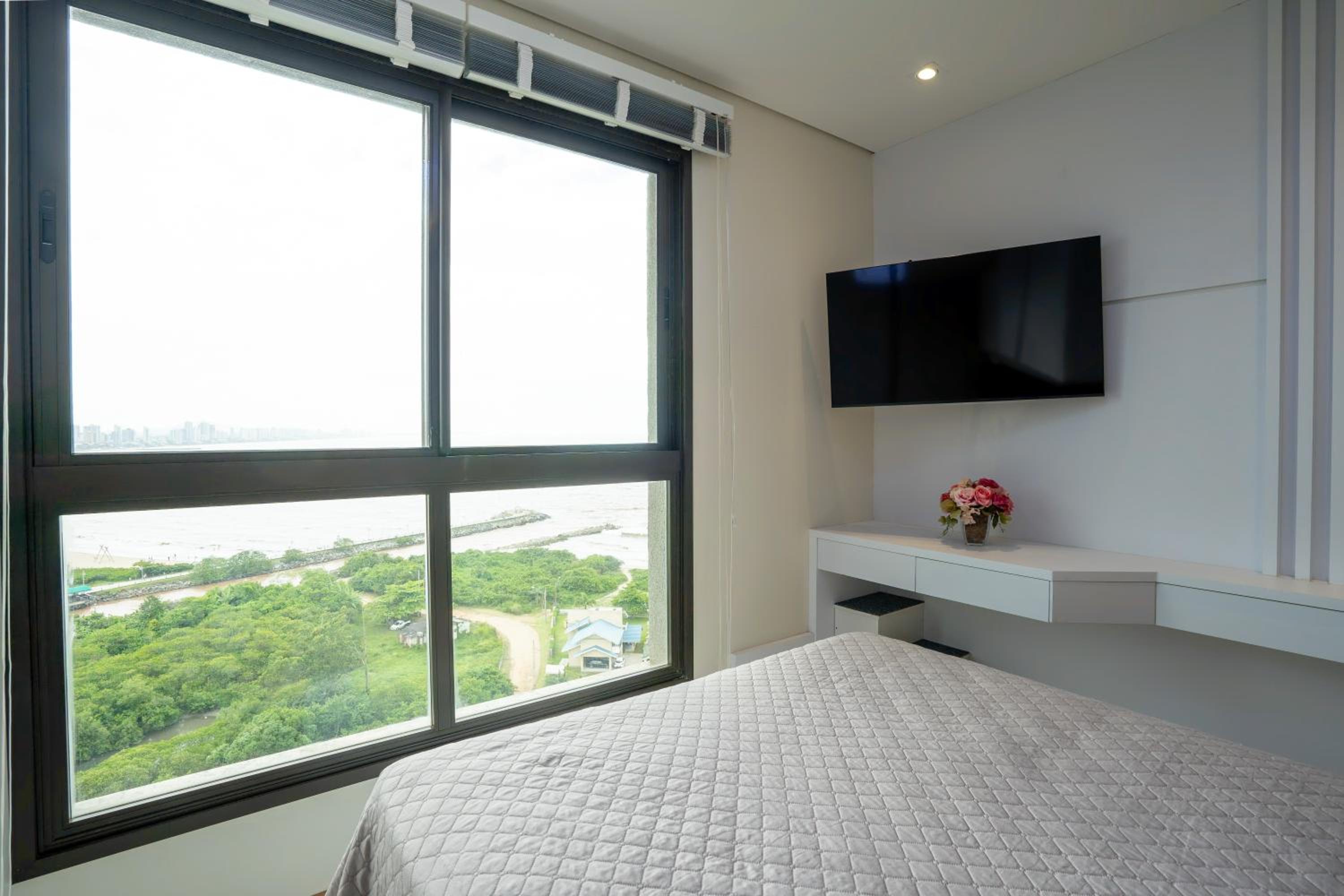 Apto Vista Mar 3 Quartos Ares Condicionados Cozinha Completa Piscina Academia Playground infantil Salão de Jogos a 50m PRAIA Reserve agora mesmo!