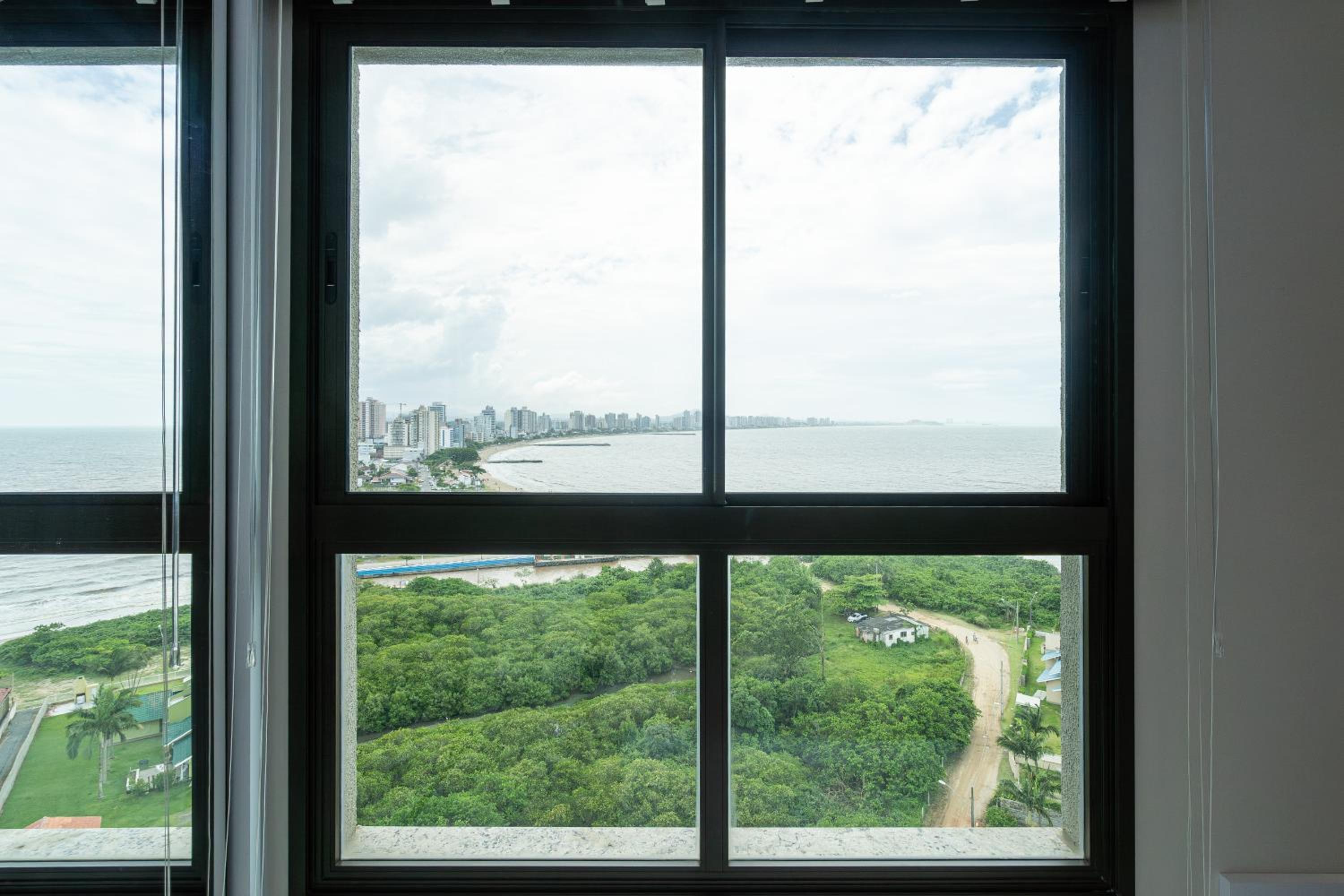 Apto Vista Mar 3 Quartos Ares Condicionados Cozinha Completa Piscina Academia Playground infantil Salão de Jogos a 50m PRAIA Reserve agora mesmo!