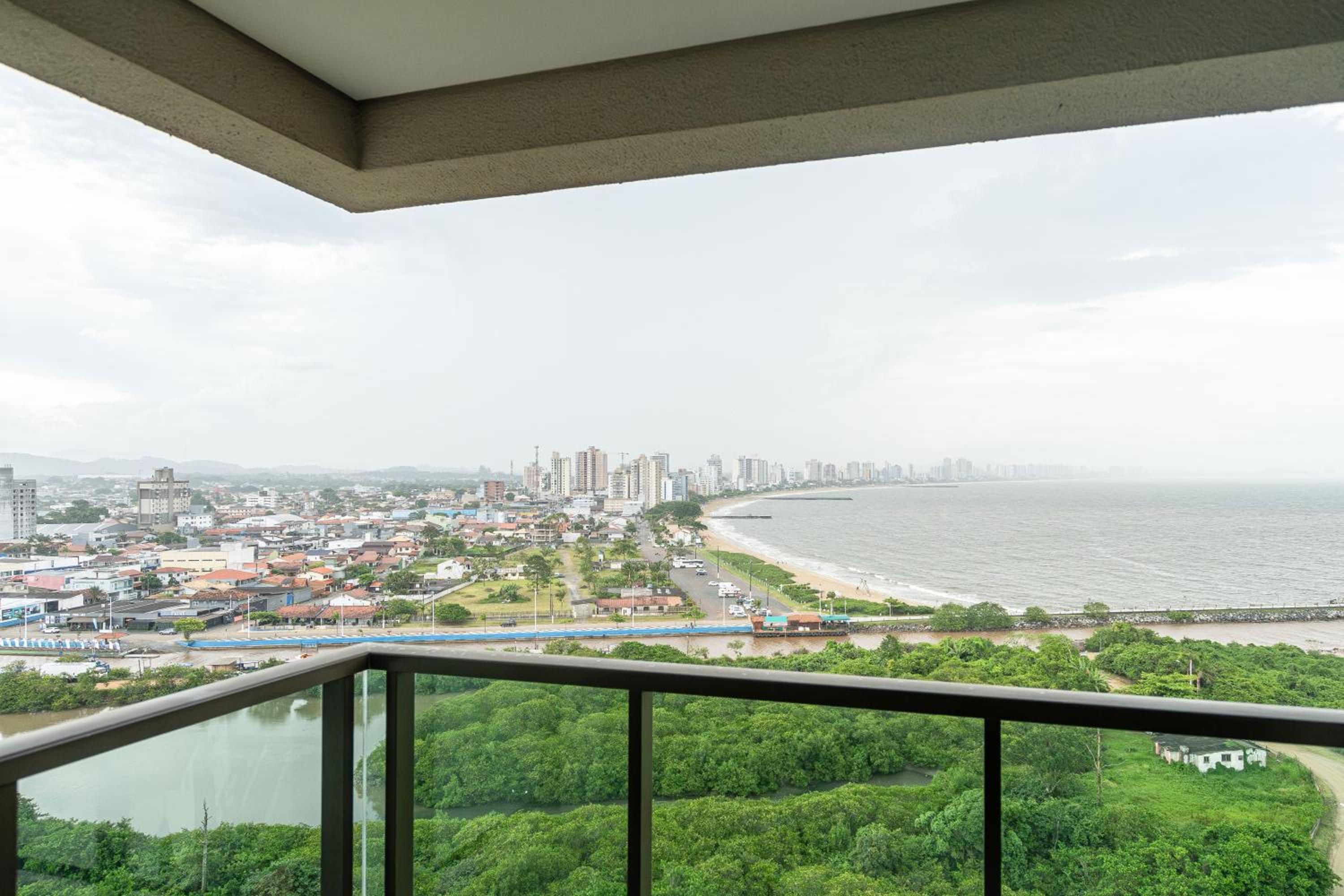 Apto Vista Mar 3 Quartos Ares Condicionados Cozinha Completa Piscina Academia Playground infantil Salão de Jogos a 50m PRAIA Reserve agora mesmo!