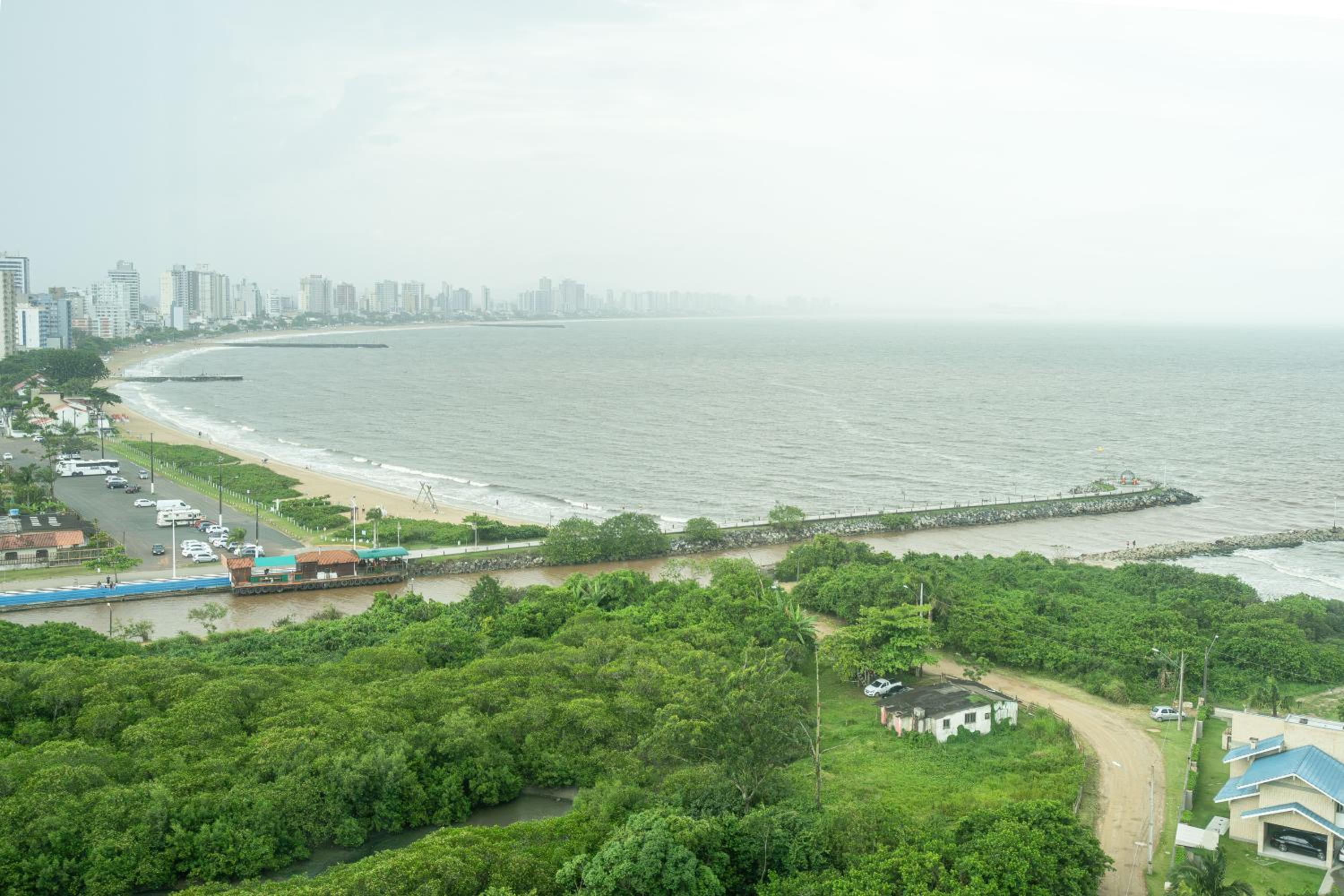 Apto Vista Mar 3 Quartos Ares Condicionados Cozinha Completa Piscina Academia Playground infantil Salão de Jogos a 50m PRAIA Reserve agora mesmo!