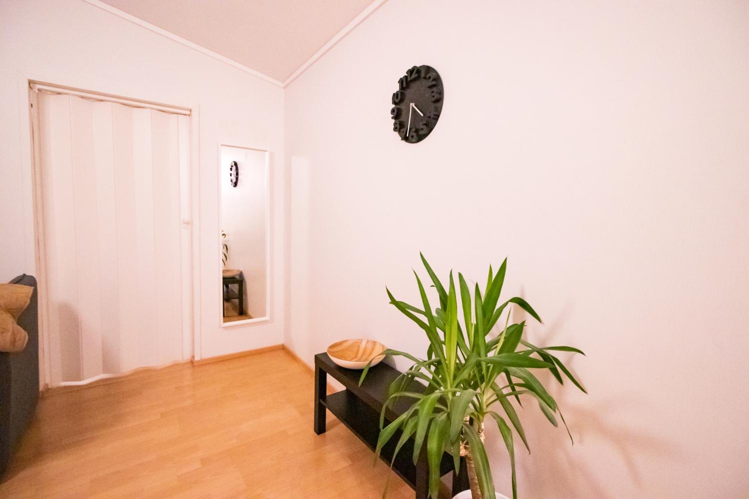 Peaceful Stay - Near Kaari Mall, 5 Min To Train